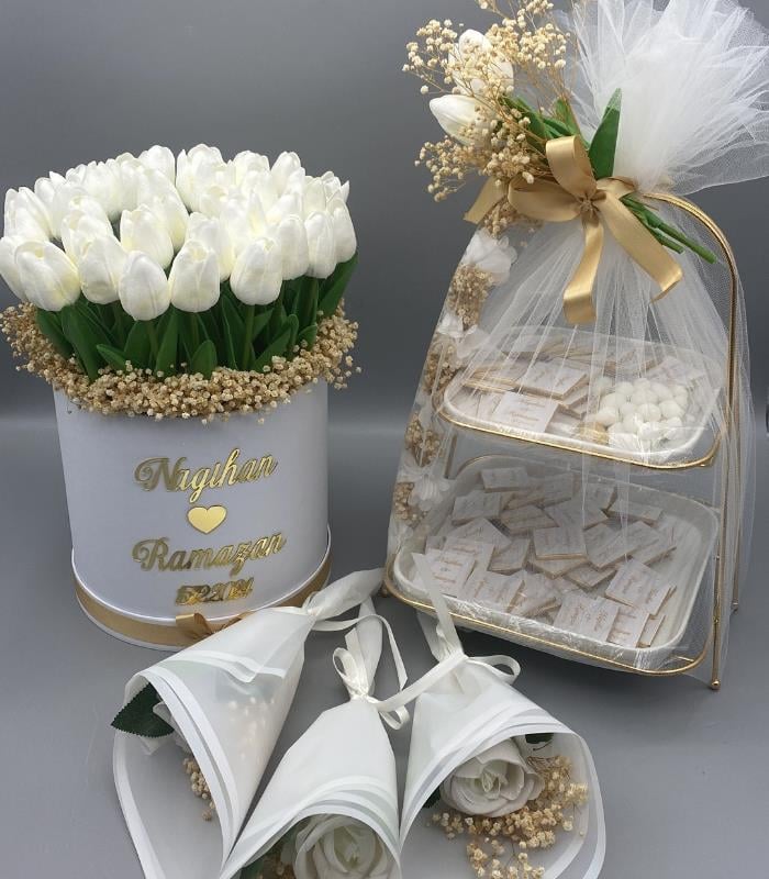 İsteme Çiçeği ve Çikolatası  - Beyaz Lale Demeti ve Çikolata İkramlık + 3 Adet Hediyelik Lale