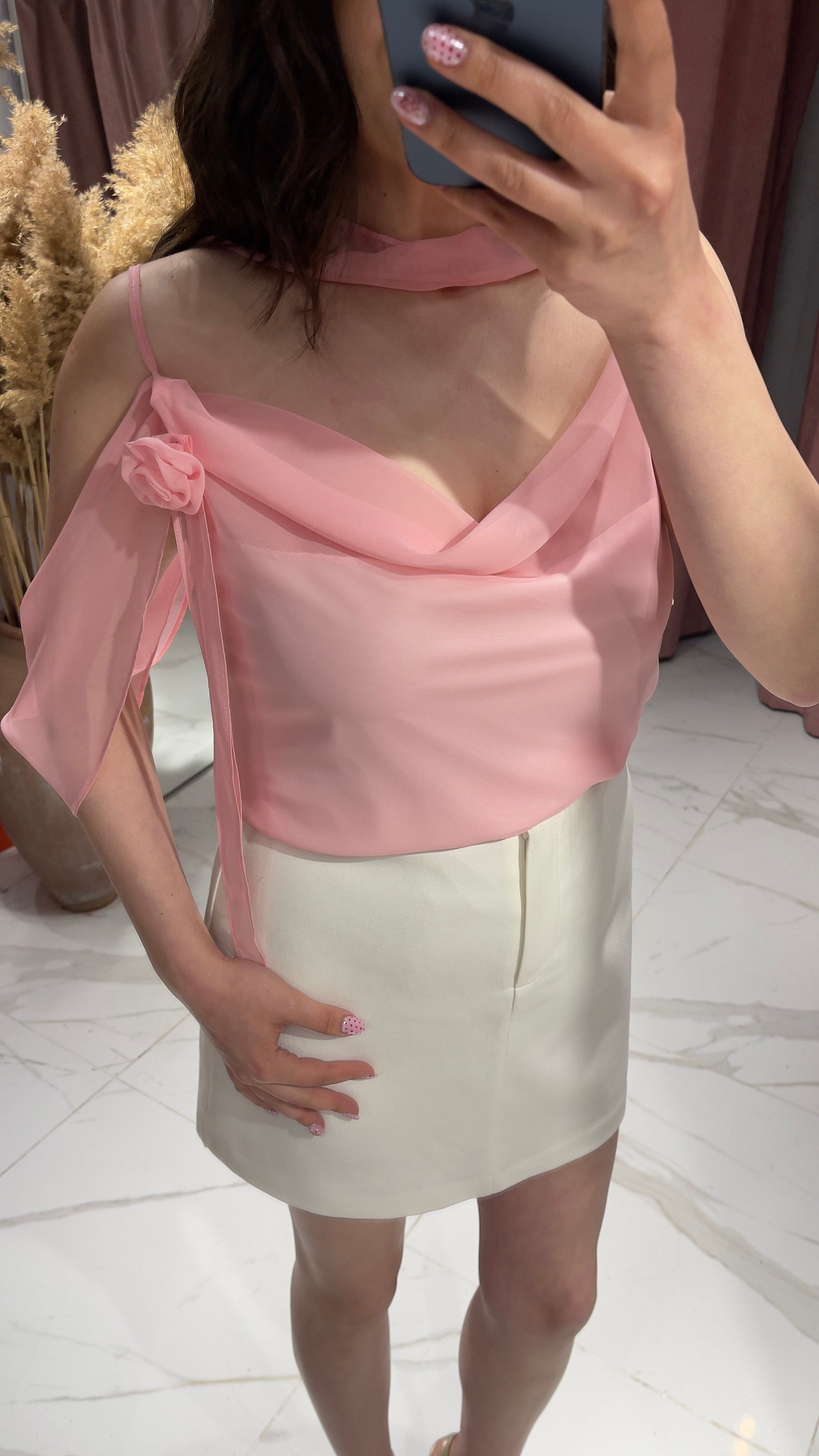 DEGAJE GÜL YAKA DETAYLI ASKILI BLUZ-PEMBE 