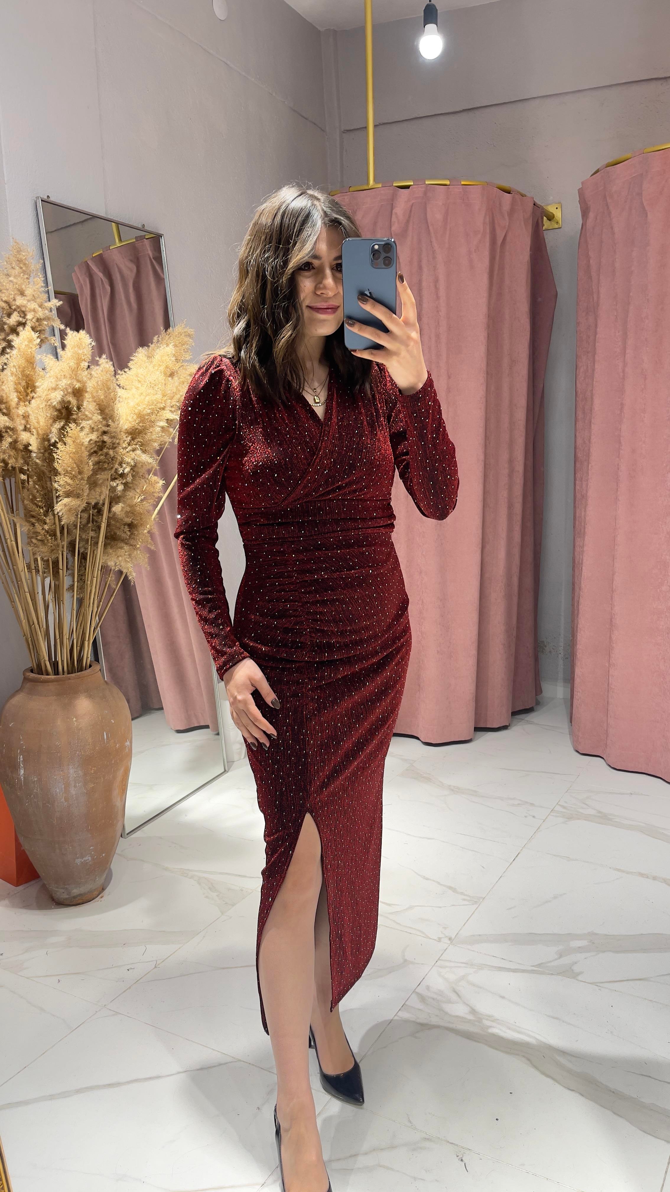 TAŞLI IŞILTILI SİM KUMAŞ DRAPE YIRTMAÇLI ELBİSE-BORDO
