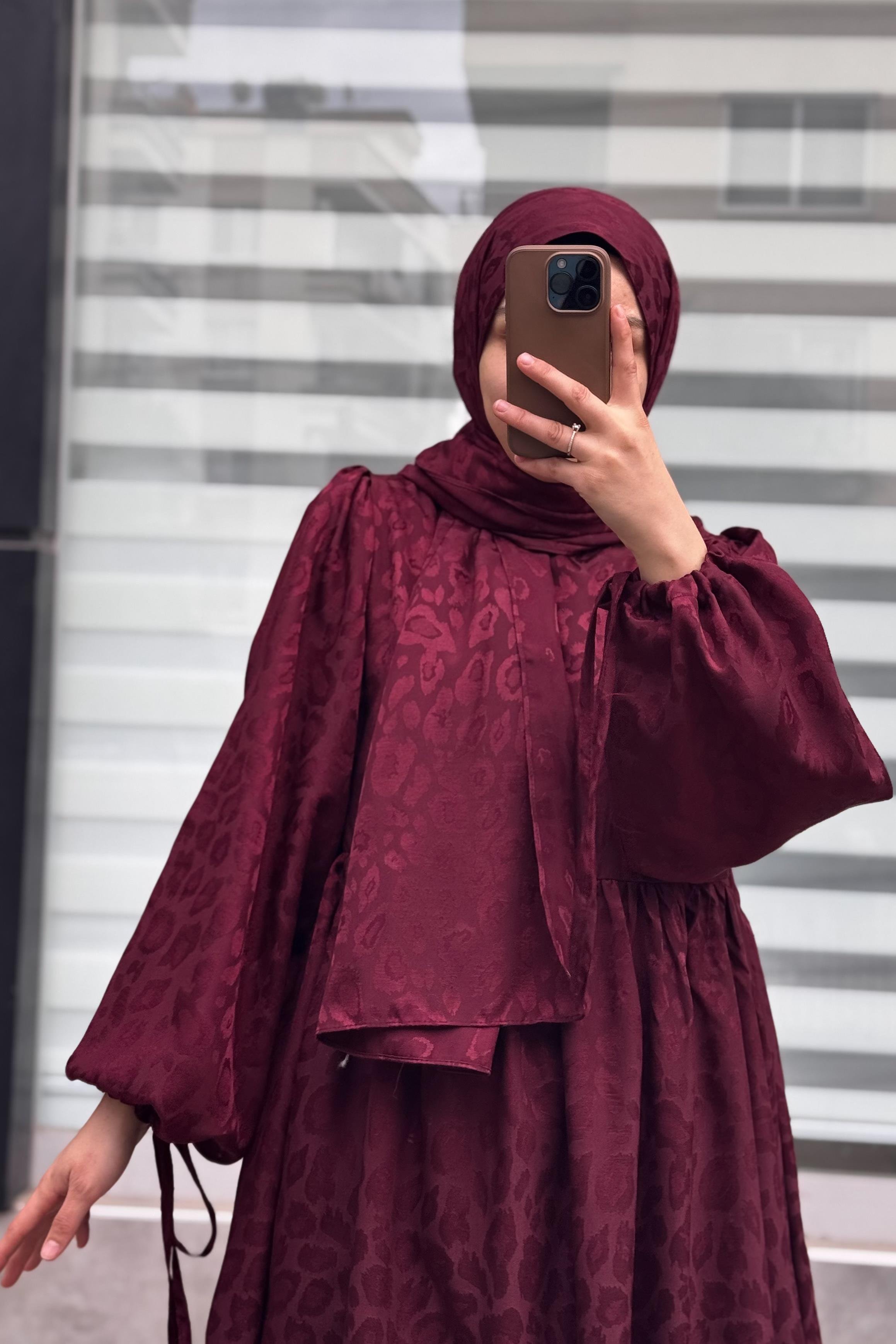 ANDE TESETTÜR, Amine Elbise, Amine Elbise- Bordo