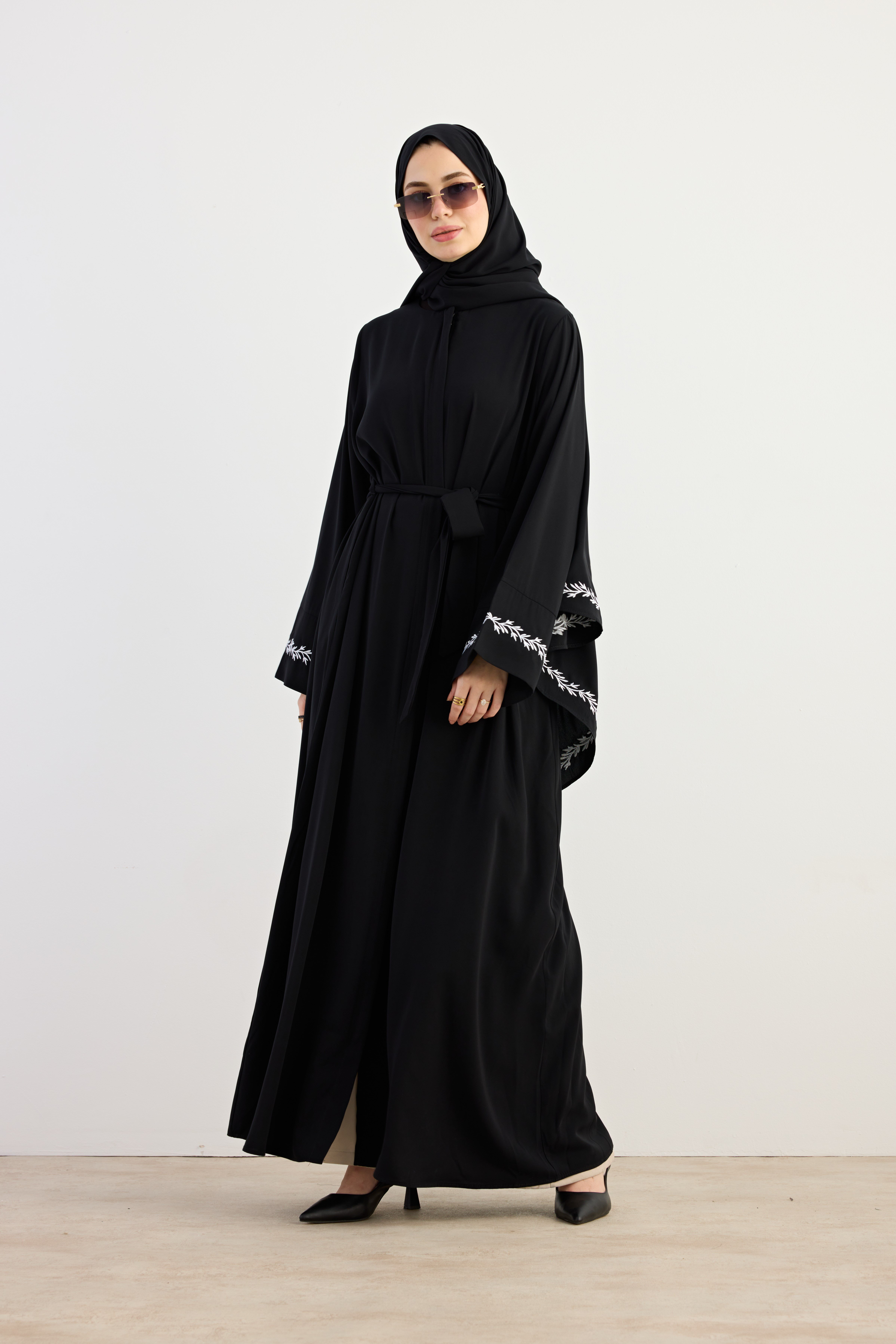 Ande Tesettür, Beyaz Sarmaşık Nakışlı Abaya, Beyaz Sarmaşık Nakışlı Abaya - Siyah
