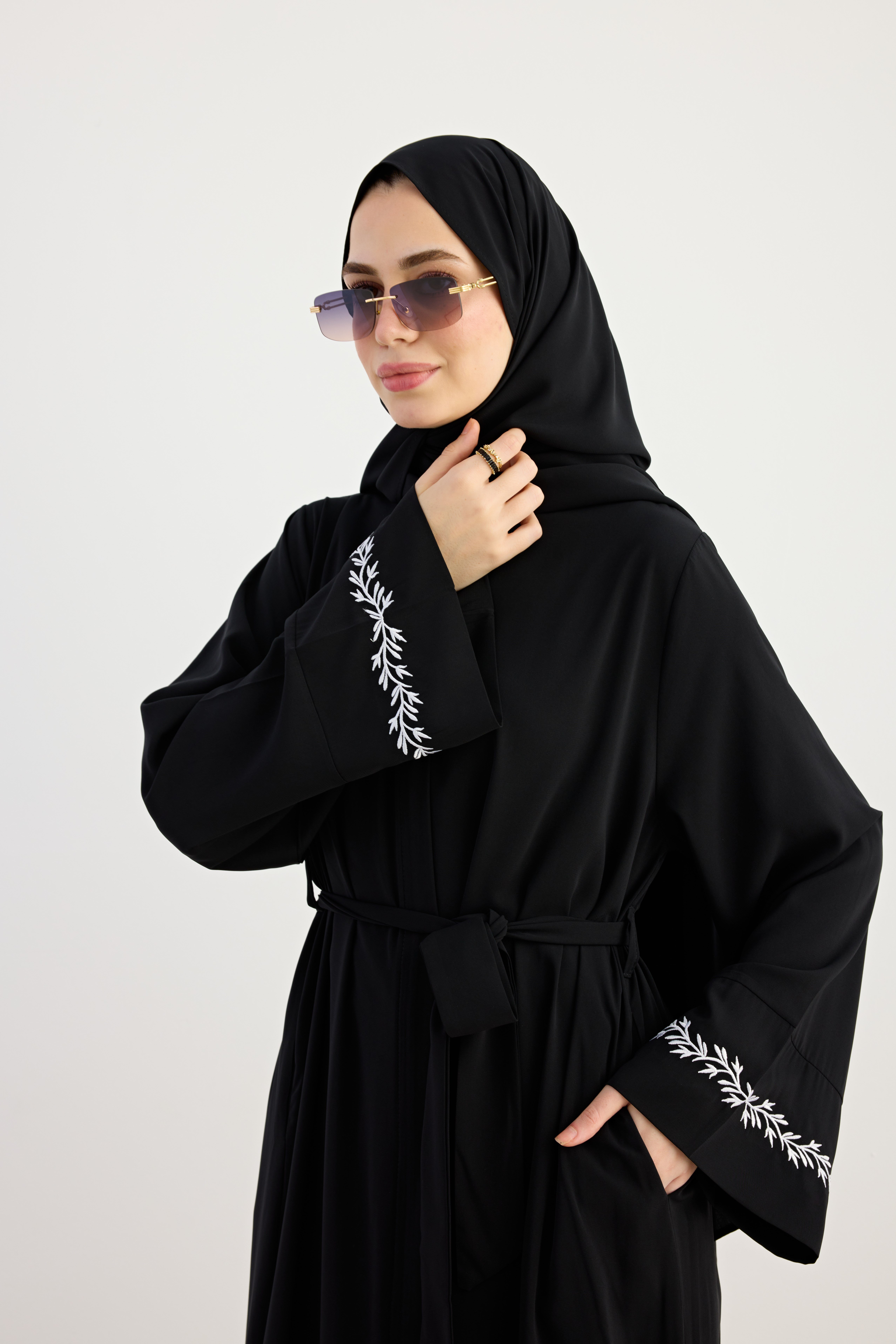 Ande Tesettür, Beyaz Sarmaşık Nakışlı Abaya, Beyaz Sarmaşık Nakışlı Abaya - Siyah