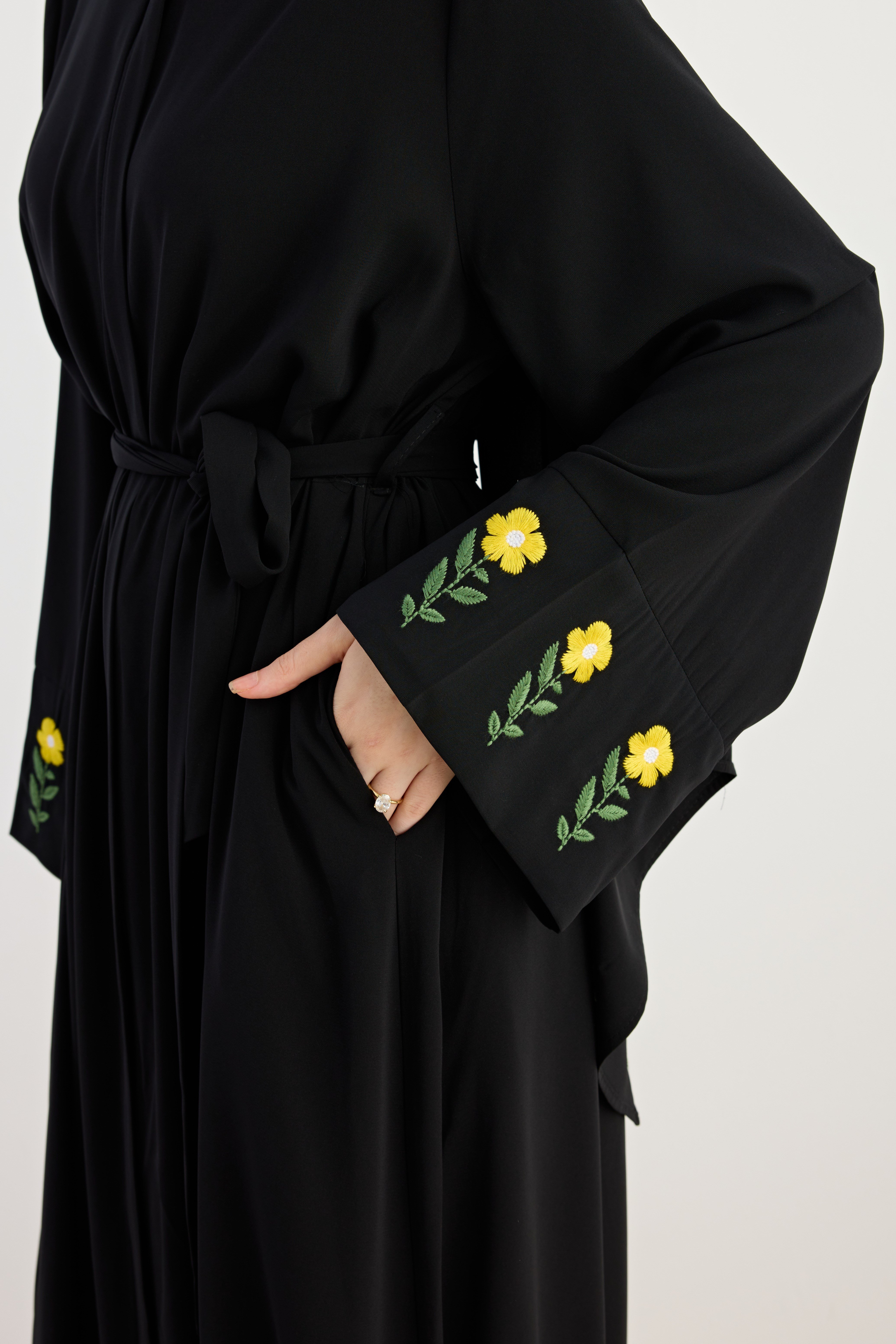 Ande Tesettür, Sarı Papatya Nakışlı Abaya, Sarı Papatya Nakışlı Abaya - Siyah