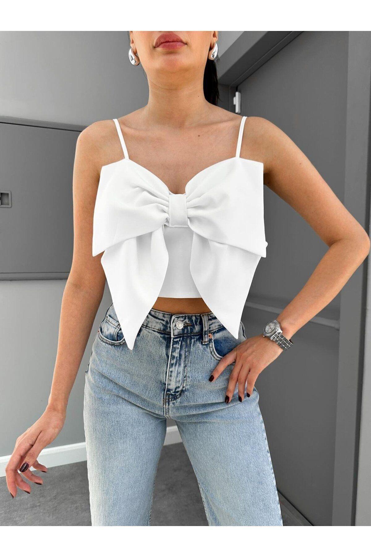  Özel Tasarım Fiyonk Detaylı Askılı Beyaz Crop Bluz