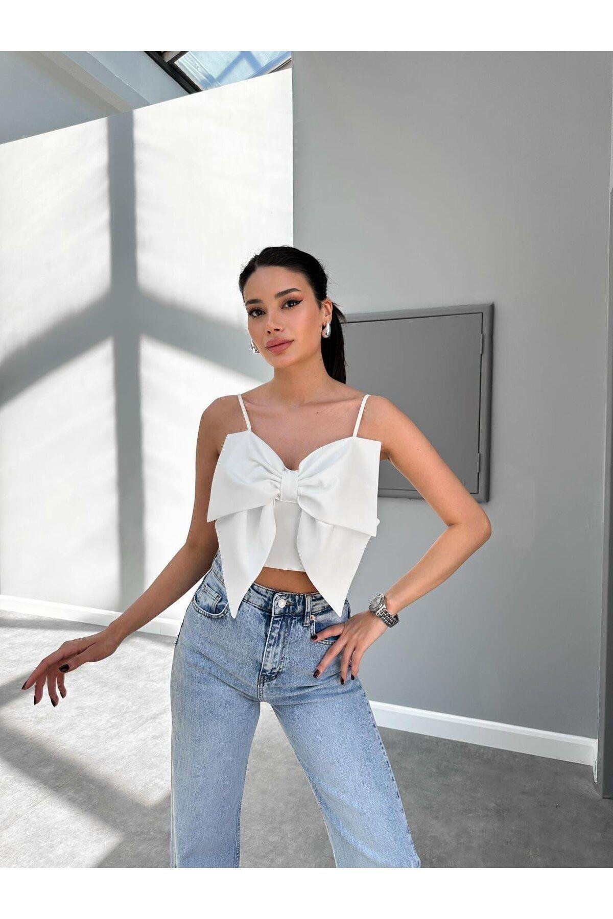  Özel Tasarım Fiyonk Detaylı Askılı Beyaz Crop Bluz