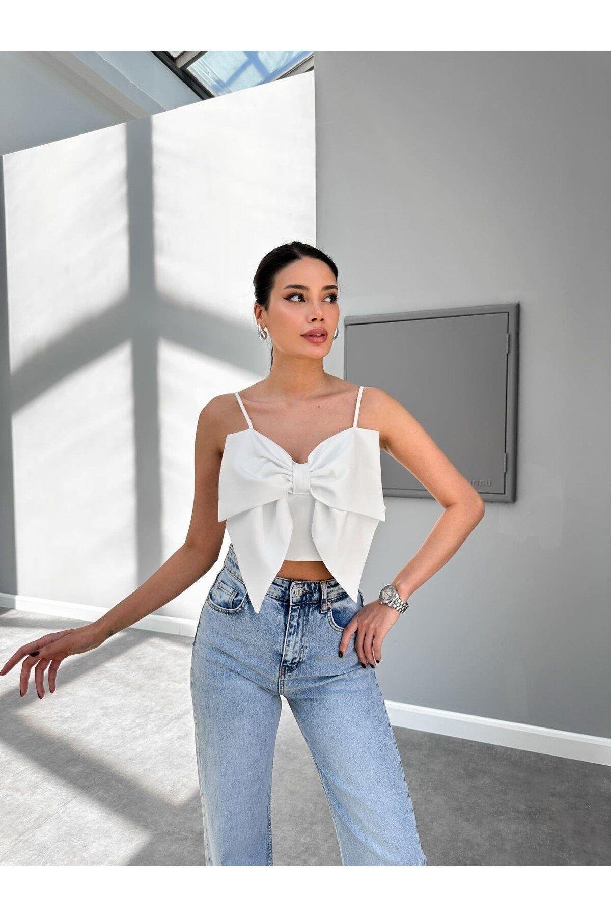  Özel Tasarım Fiyonk Detaylı Askılı Beyaz Crop Bluz