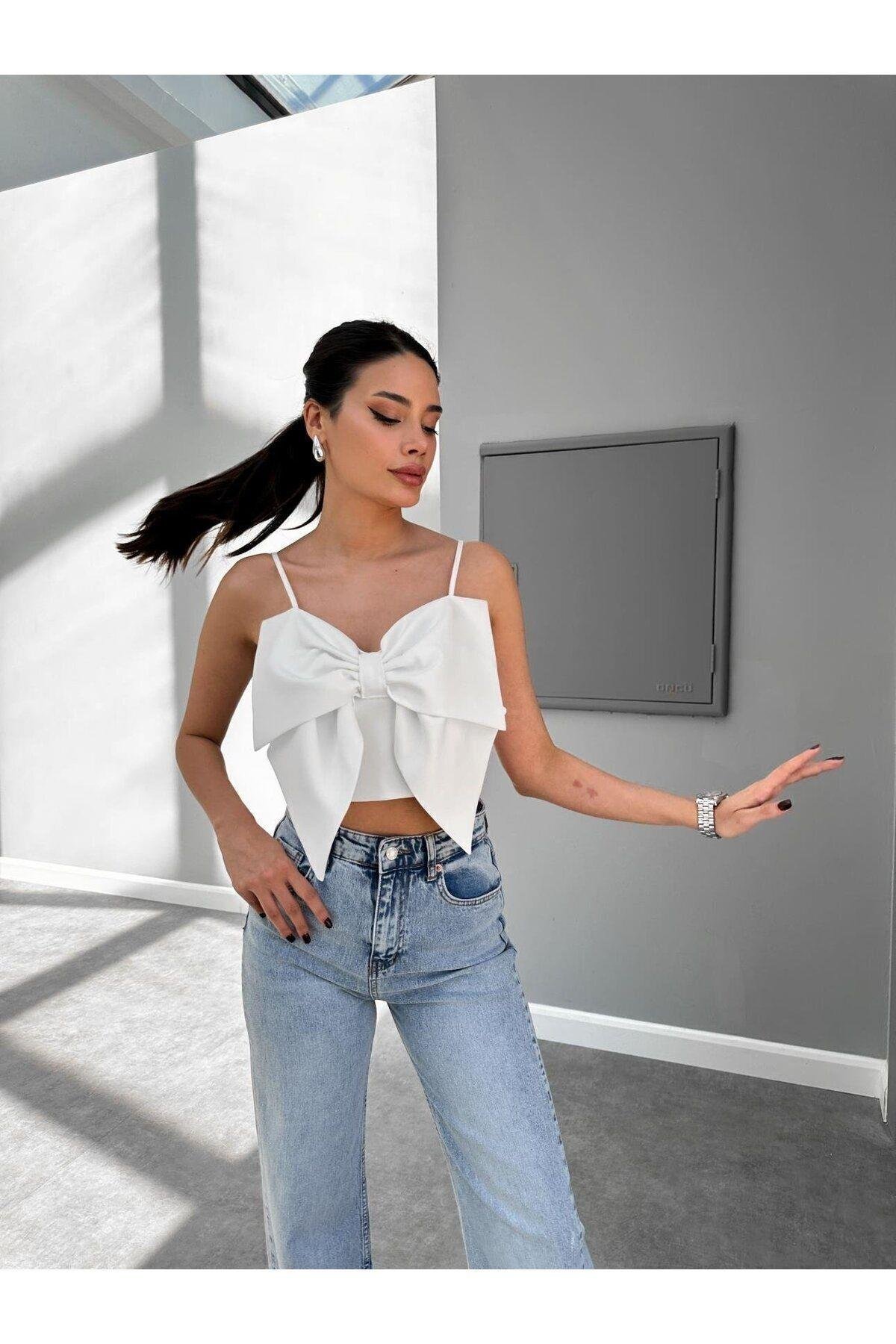  Özel Tasarım Fiyonk Detaylı Askılı Beyaz Crop Bluz