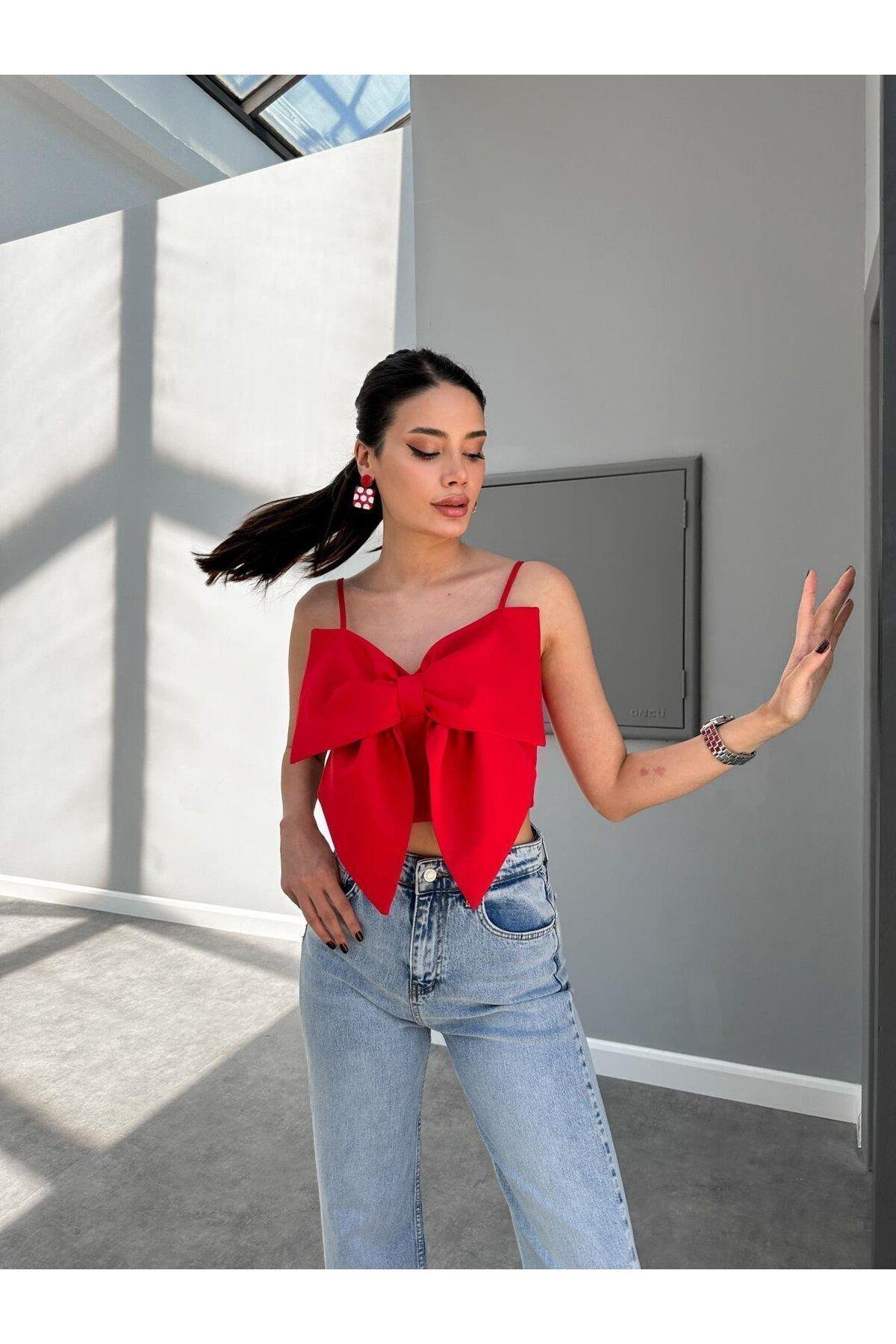  Özel Tasarım Fiyonk Detaylı Askılı Kırmızı Crop Bluz
