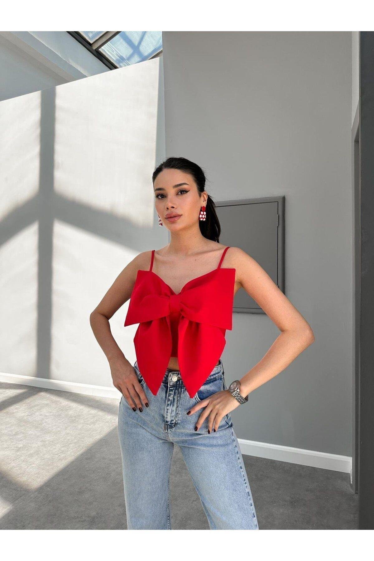  Özel Tasarım Fiyonk Detaylı Askılı Kırmızı Crop Bluz