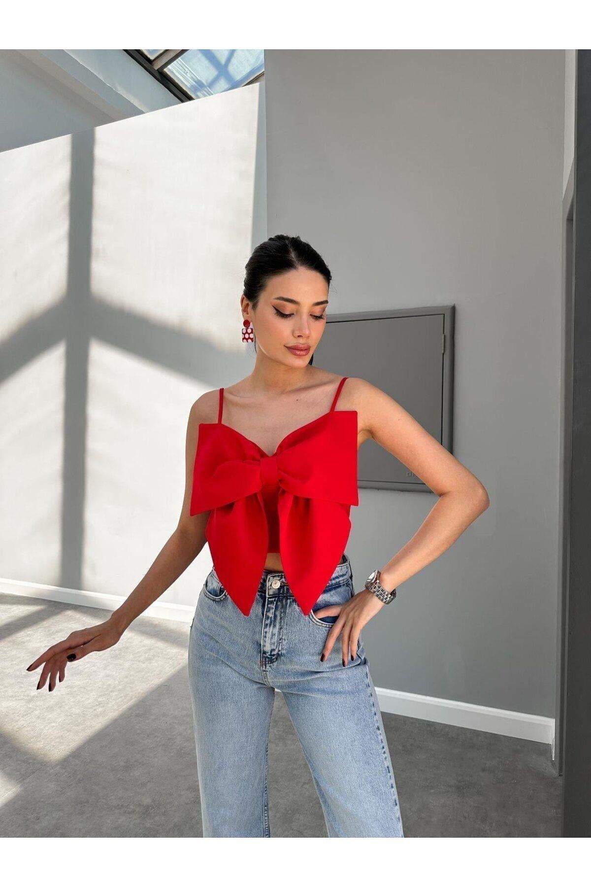  Özel Tasarım Fiyonk Detaylı Askılı Kırmızı Crop Bluz