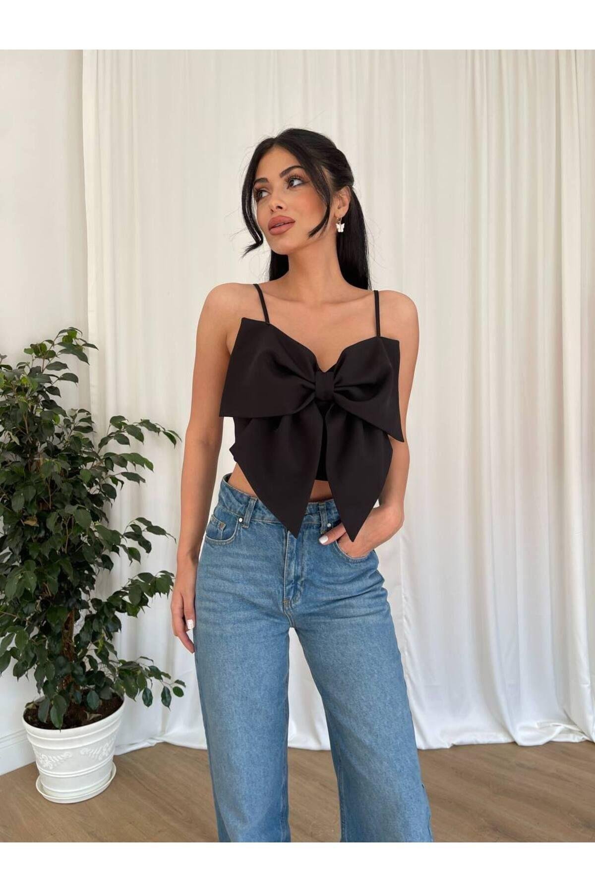  Özel Tasarım Fiyonk Detaylı Askılı Siyah Crop Bluz