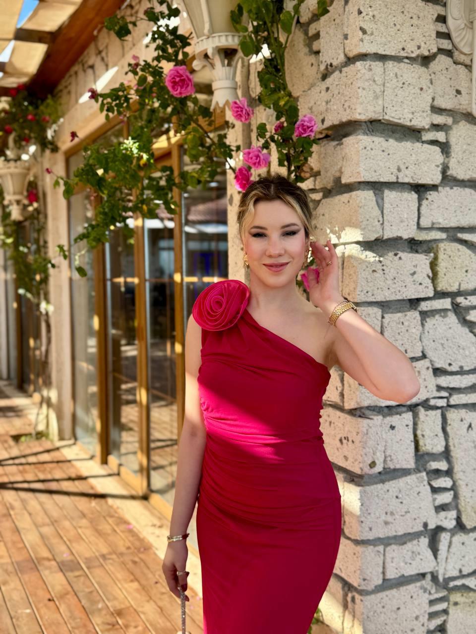  Tek Omuz Drapeli Gül Detaylı Fuşya Pembe Tül Elbise  Tek Omuz Drapeli Gül Detaylı Fuşya Pembe Tül Elbise