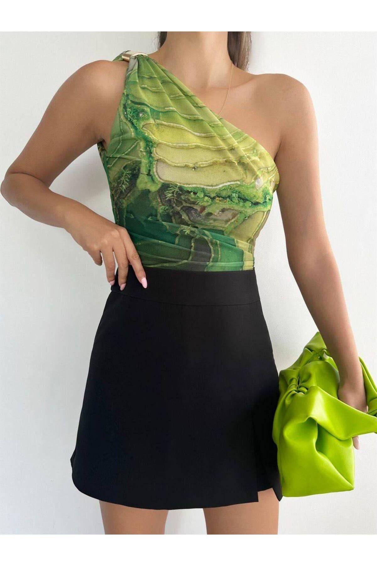 Aksesuar Detaylı Tek Omuz Batik Yeşil Crop Bluz