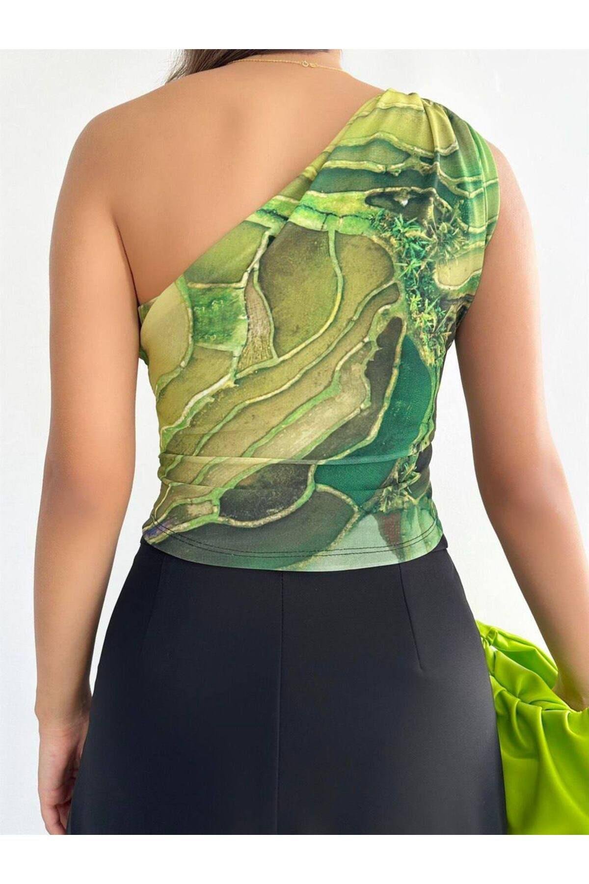 Aksesuar Detaylı Tek Omuz Batik Yeşil Crop Bluz