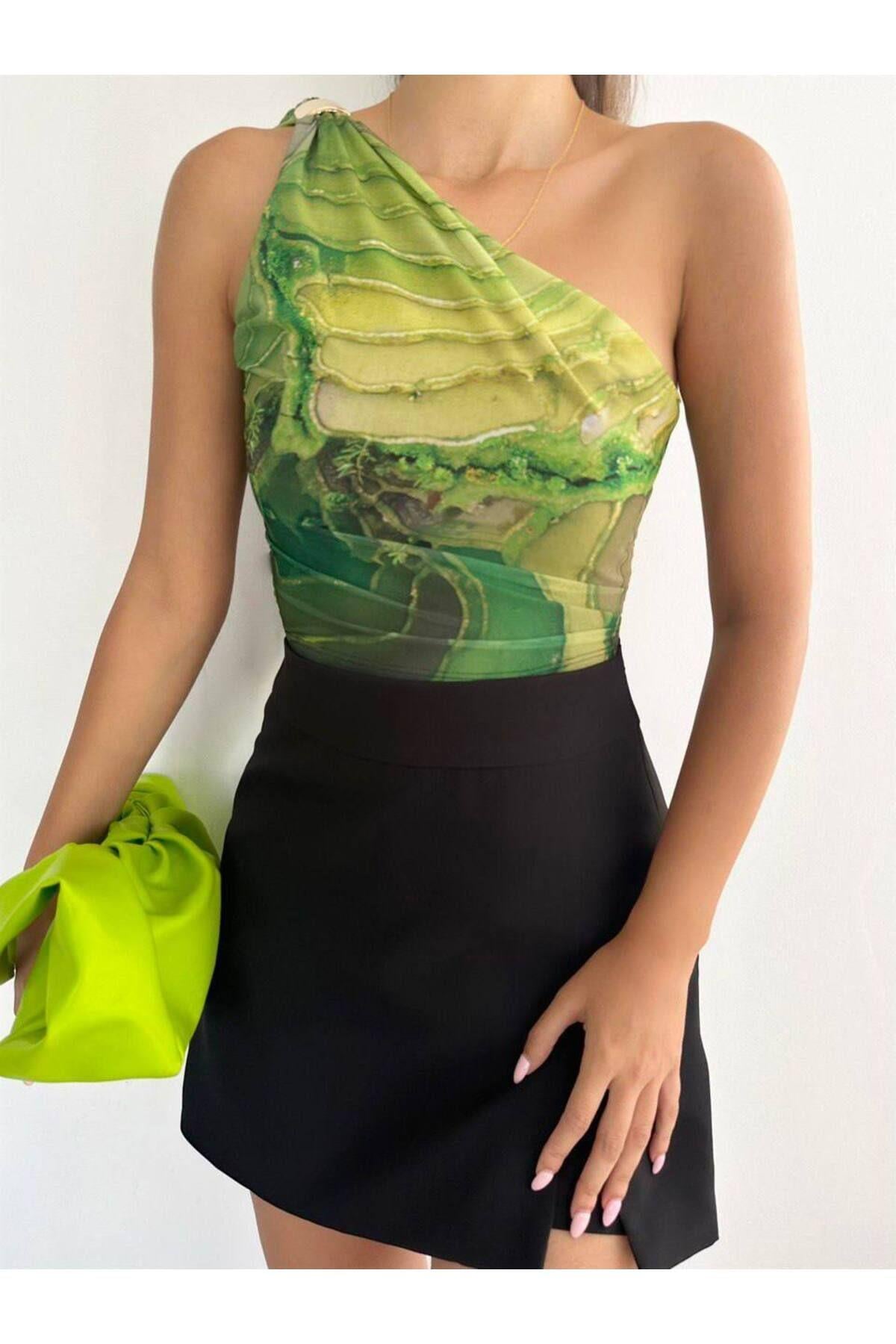Aksesuar Detaylı Tek Omuz Batik Yeşil Crop Bluz