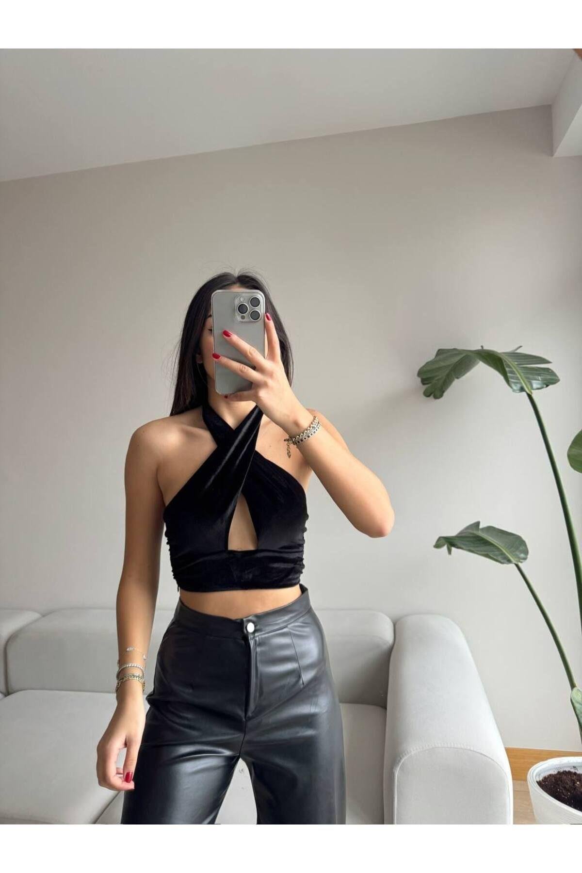 Boyundan Bağlamalı Siyah Kadife Crop Bluz