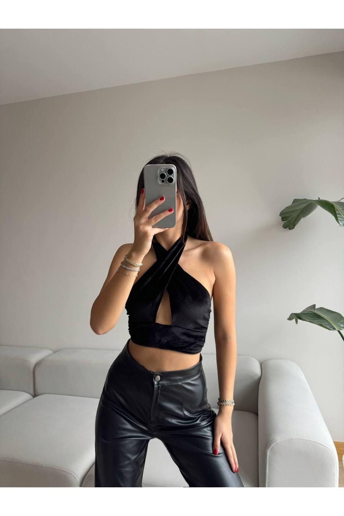 Boyundan Bağlamalı Siyah Kadife Crop Bluz