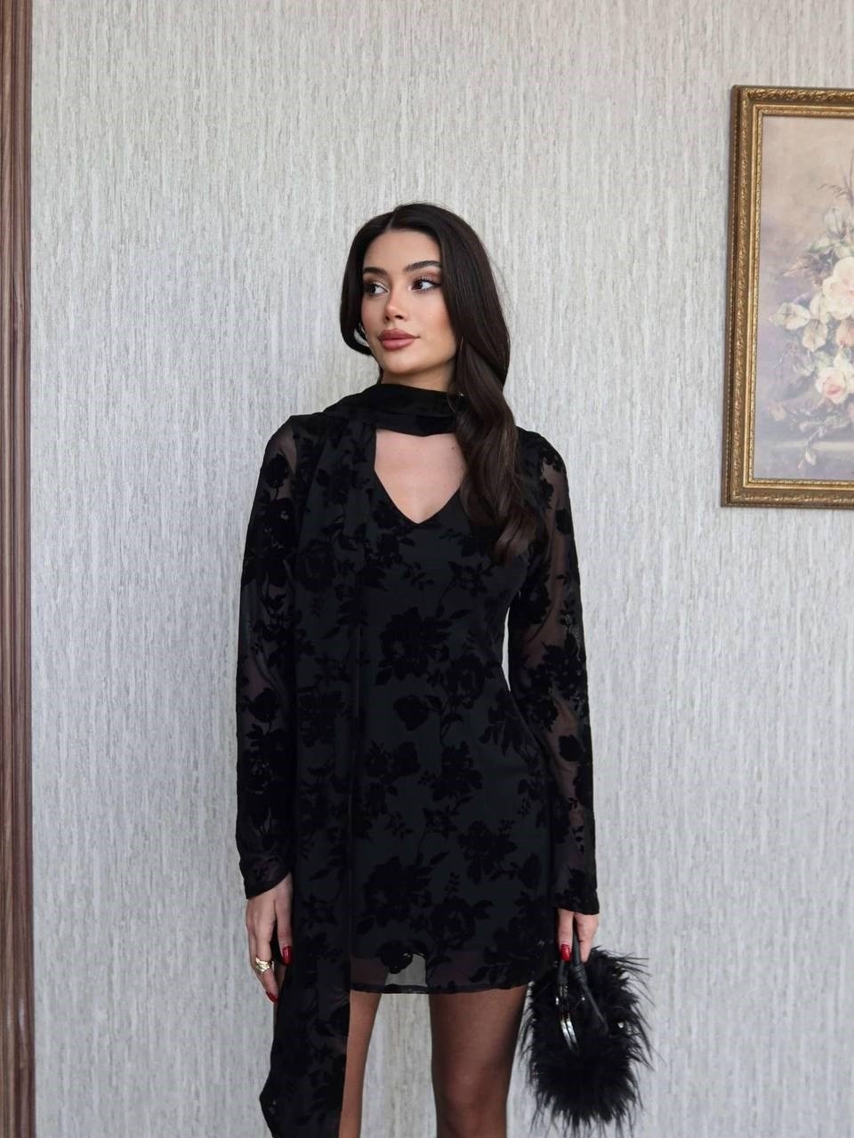 Fular Yaka Kabartmalı Mini Elbise Siyah – Uzun Kollu Şık Parti & Davet Elbisesi Fular Yaka Kabartmalı Mini Elbise Siyah – Uzun Kollu Şık Parti & Davet Elbisesi