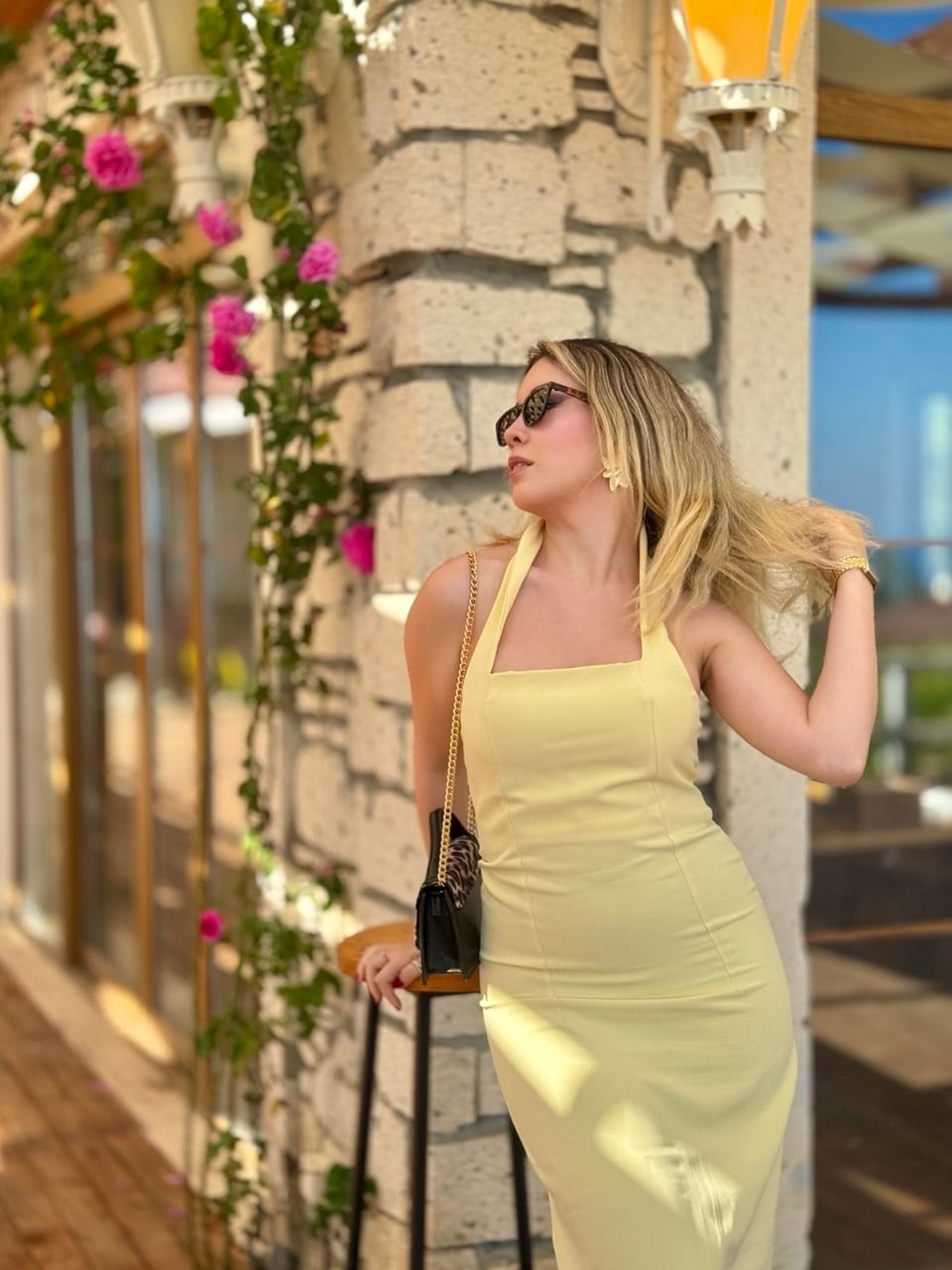 Halter Yaka Yırtmaçlı Midi Elbise Sarı Halter Yaka Yırtmaçlı Midi Elbise Sarı