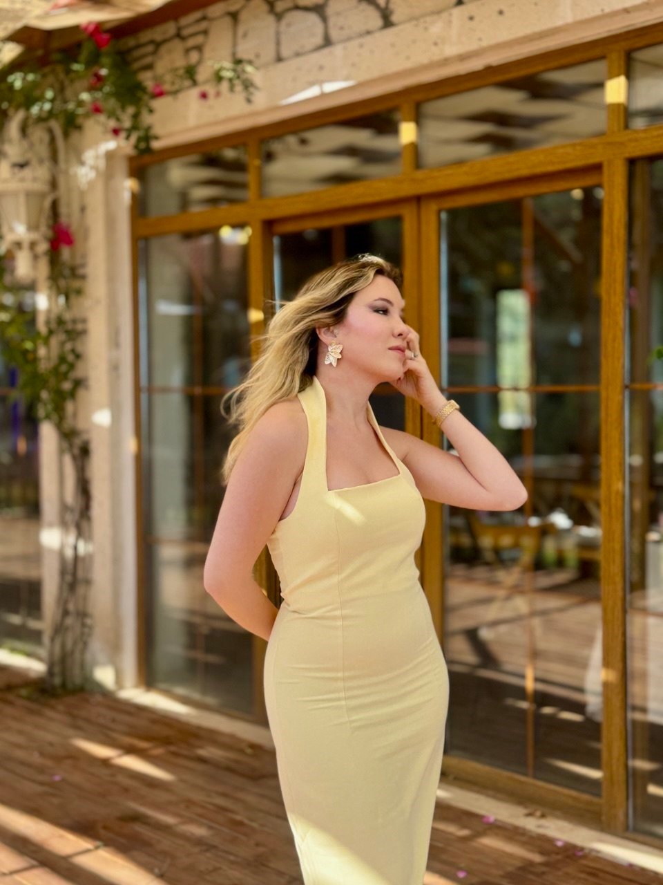 Halter Yaka Yırtmaçlı Midi Elbise Sarı Halter Yaka Yırtmaçlı Midi Elbise Sarı