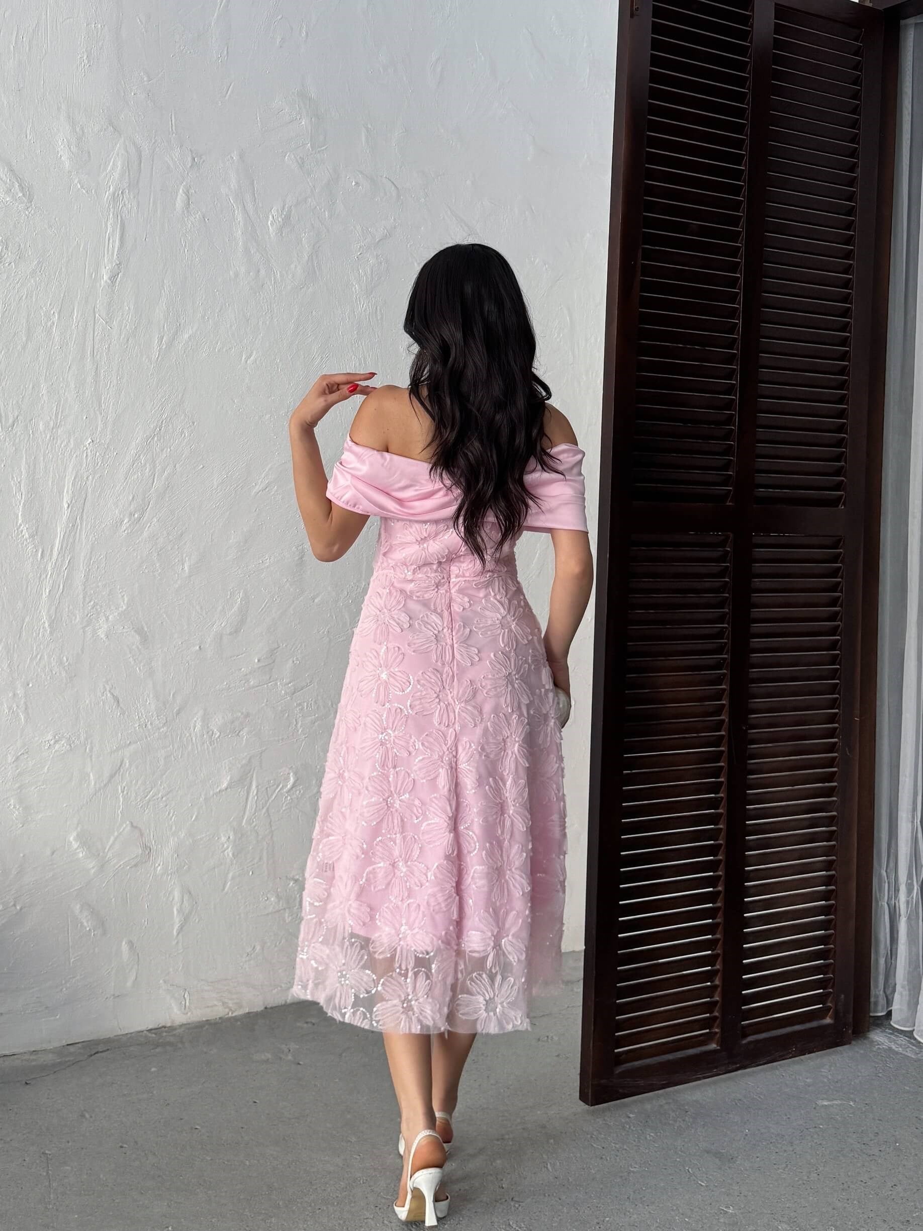 LILIA Midi Abiye Elbise - Pembe LILIA Pembe Madonna Yaka Çiçekli Midi Abiye Elbise