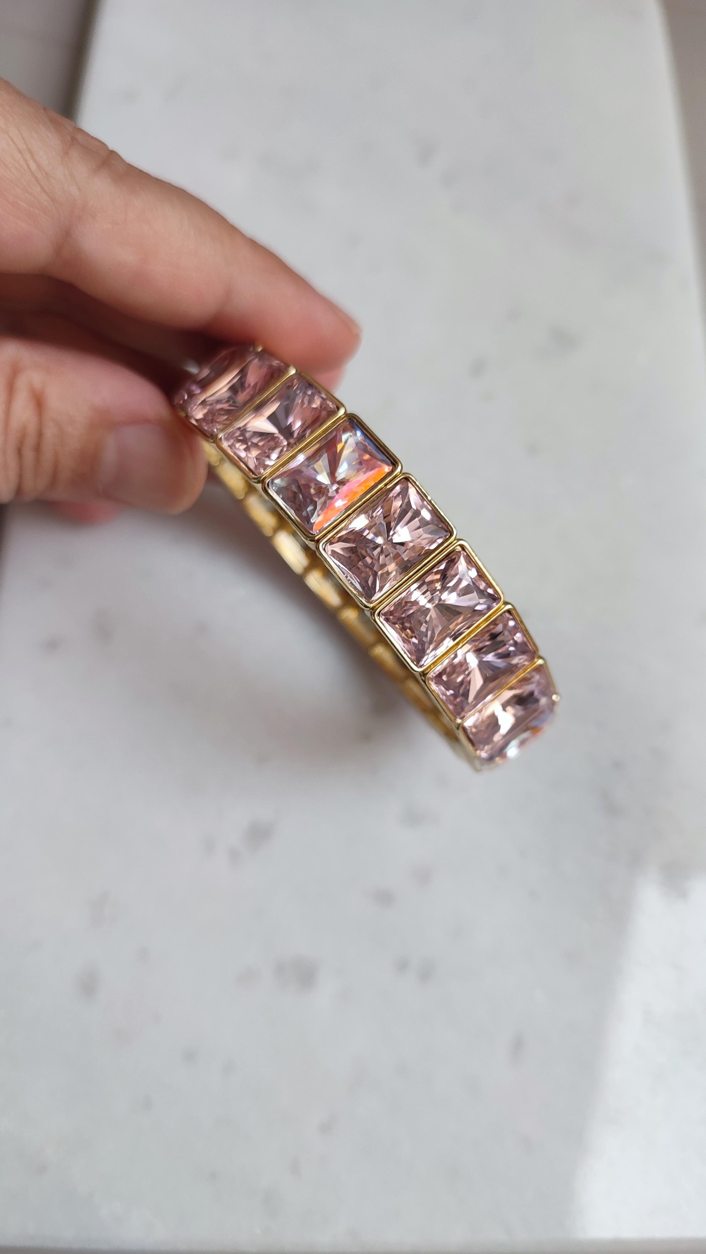 ALTIN KAPLAMA GOLD PEMBE TAŞLI KARE LASTİK BİLEKLİK 