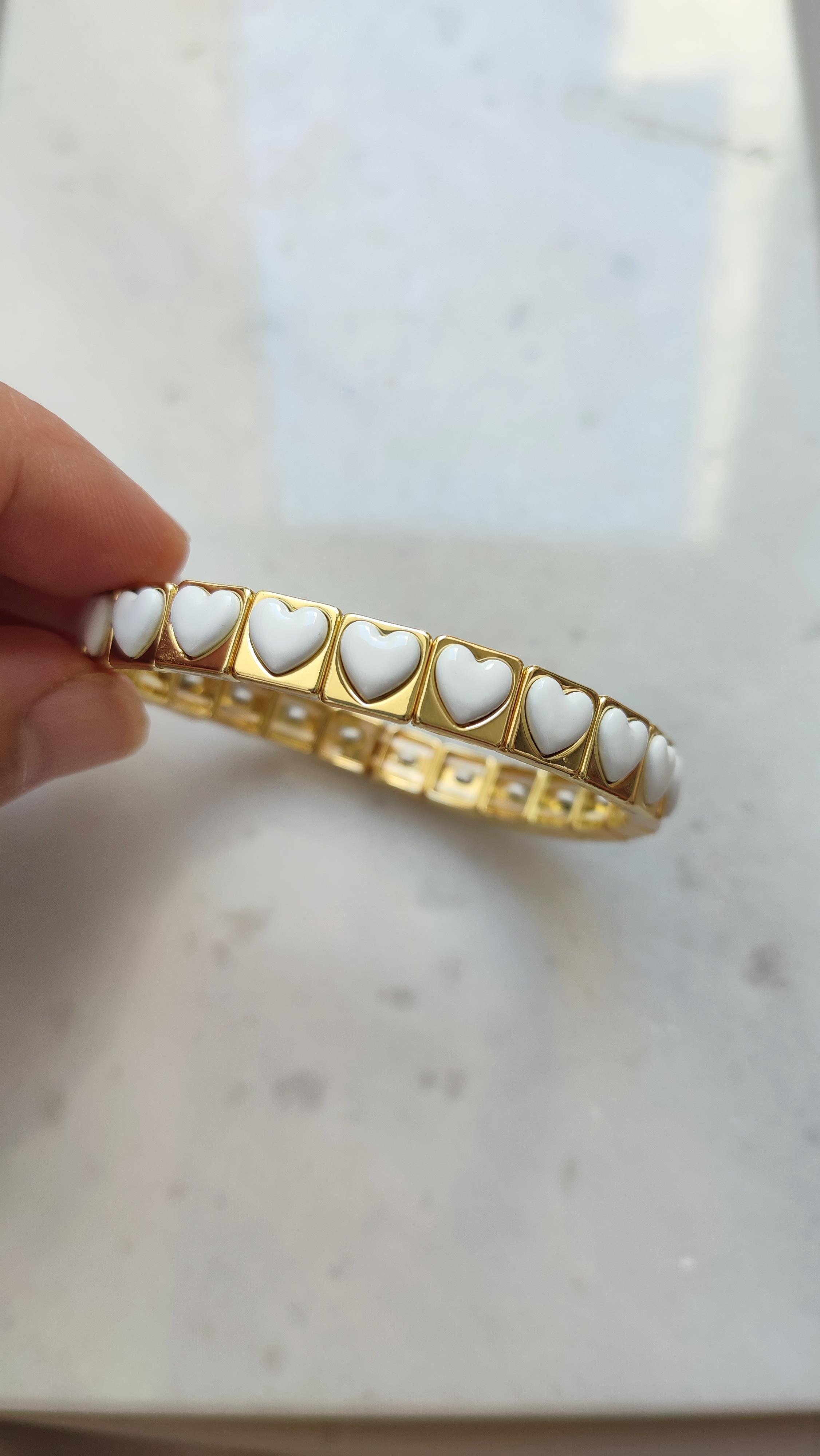 ALTIN KAPLAMA GOLD ÜZERİ BEYAZ KALPLİ LASTİK BİLEKLİK 