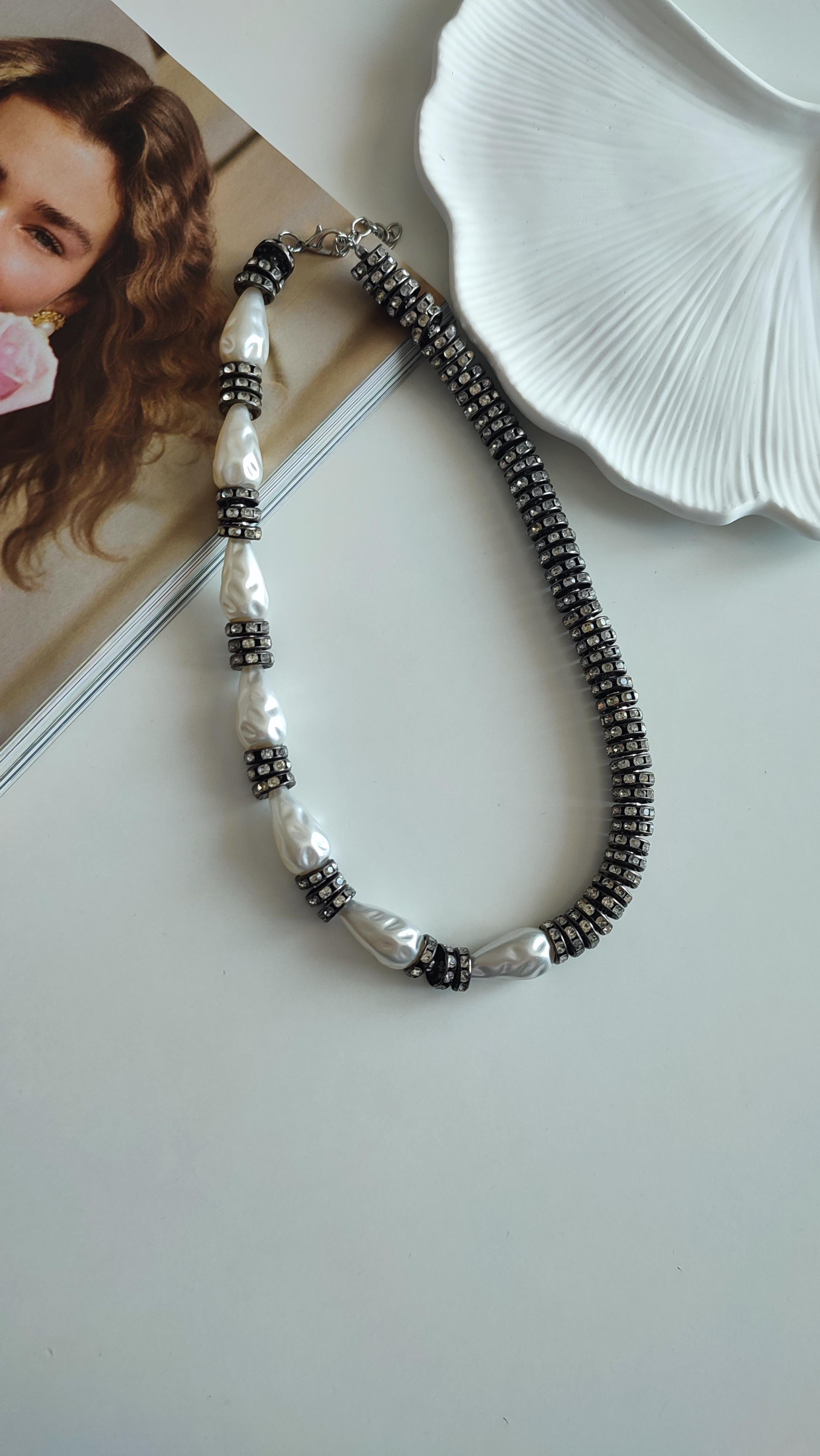Antrasit Renk Taş ve İnci Detaylı Kolye (48 cm)