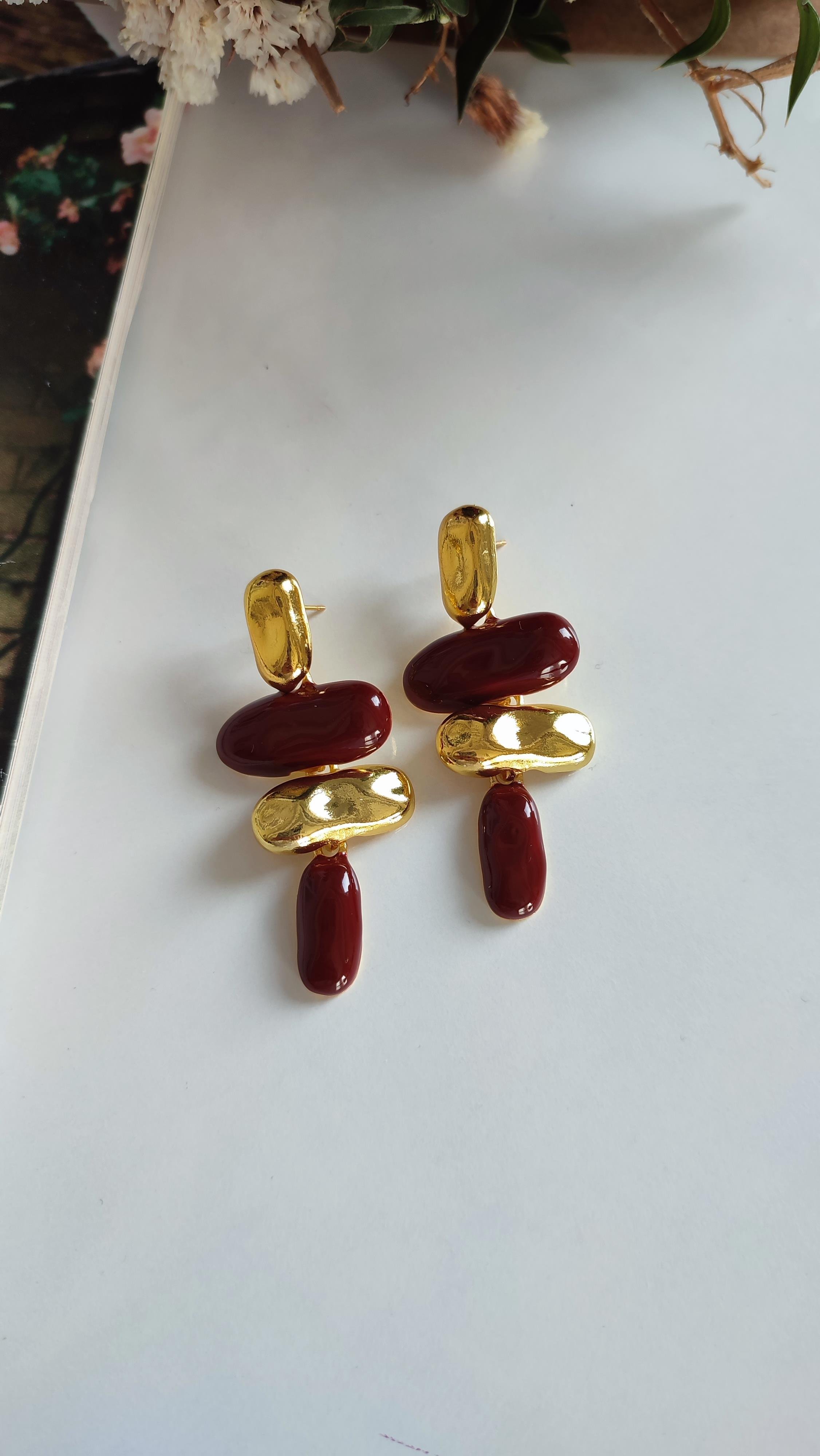 ASİMETRİK GOLD VE BORDO DETAYLI SALLANTILI KÜPE 