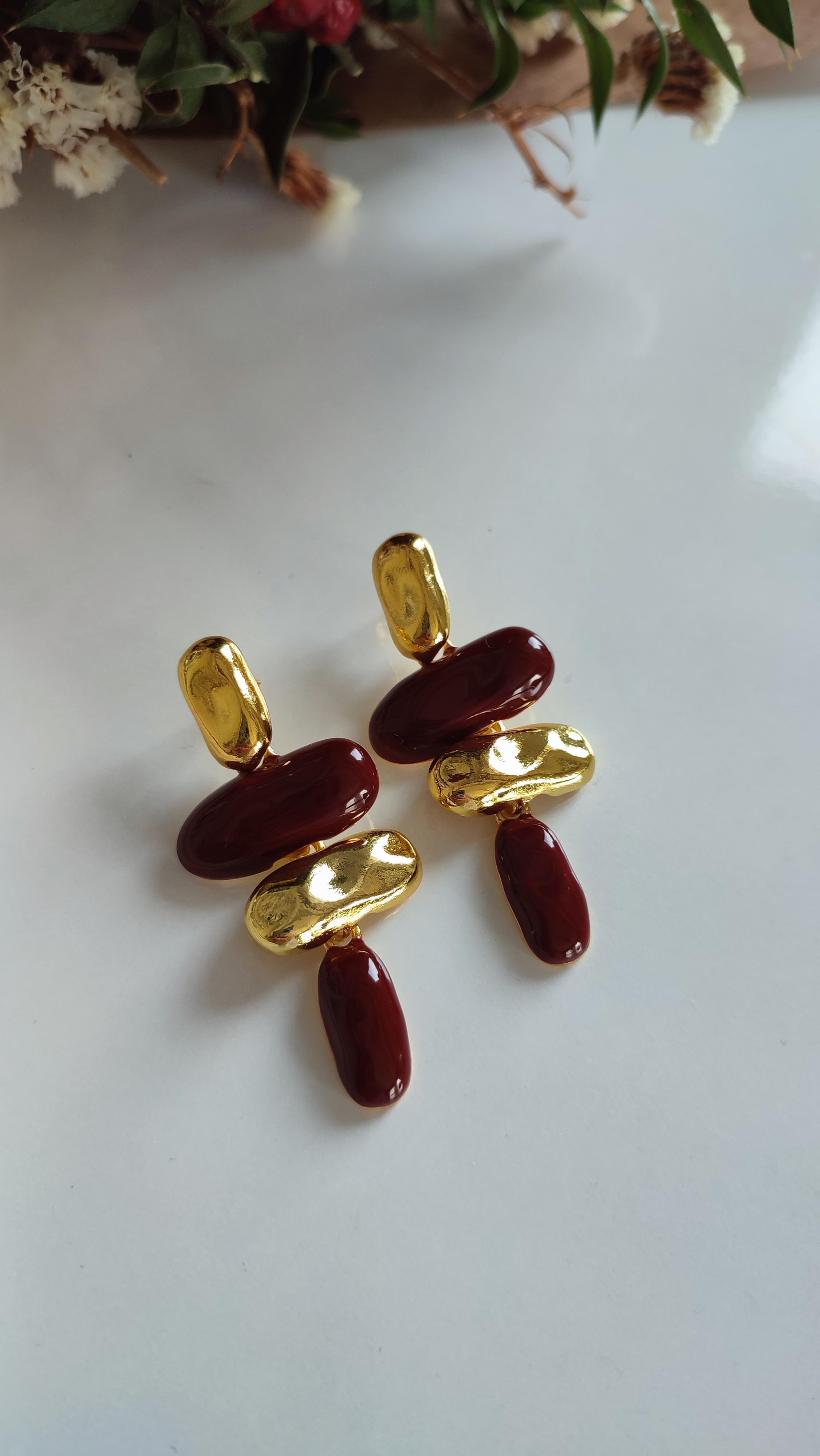 ASİMETRİK GOLD VE BORDO DETAYLI SALLANTILI KÜPE 