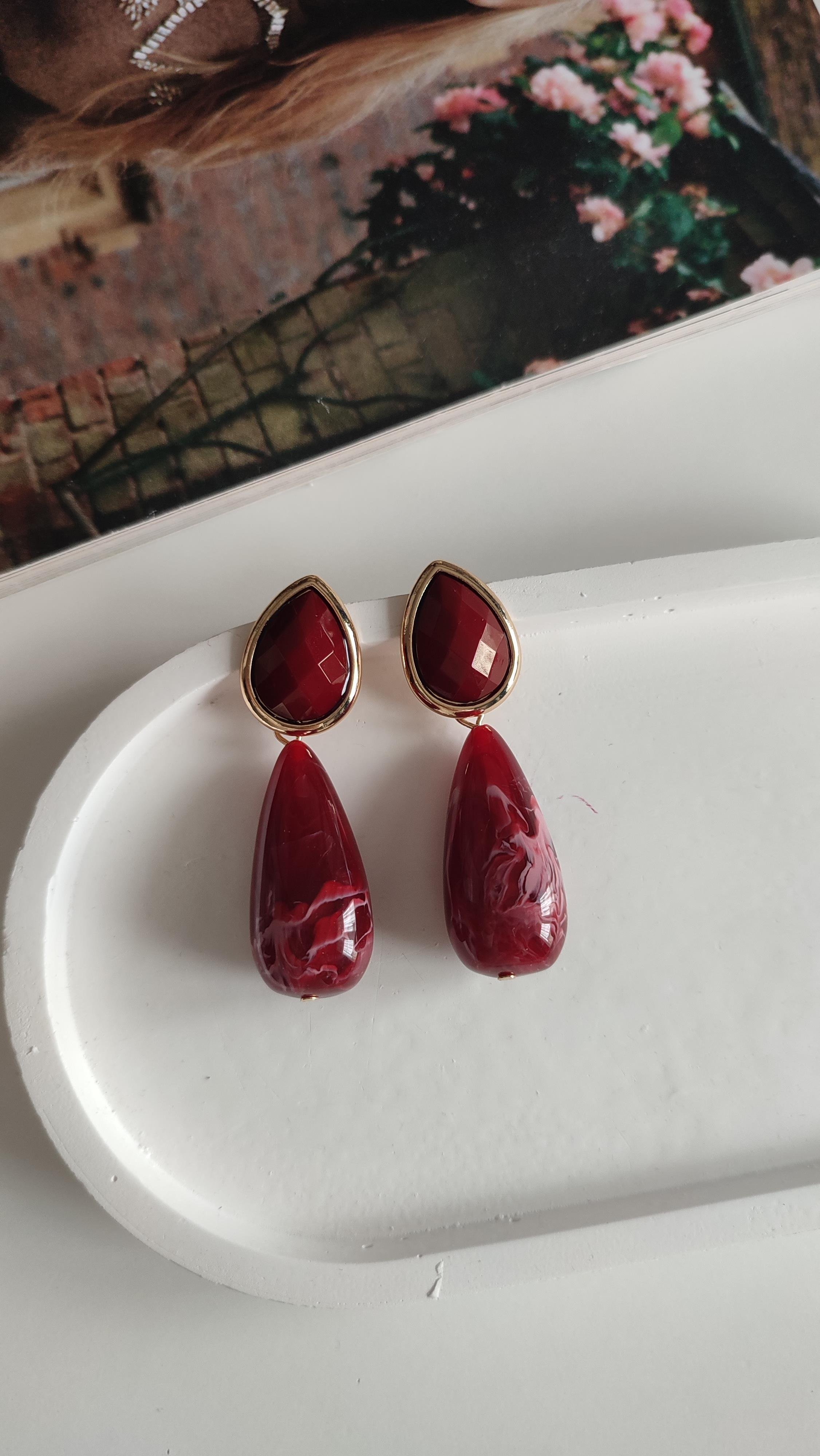 Bordo sallantılı küpe 