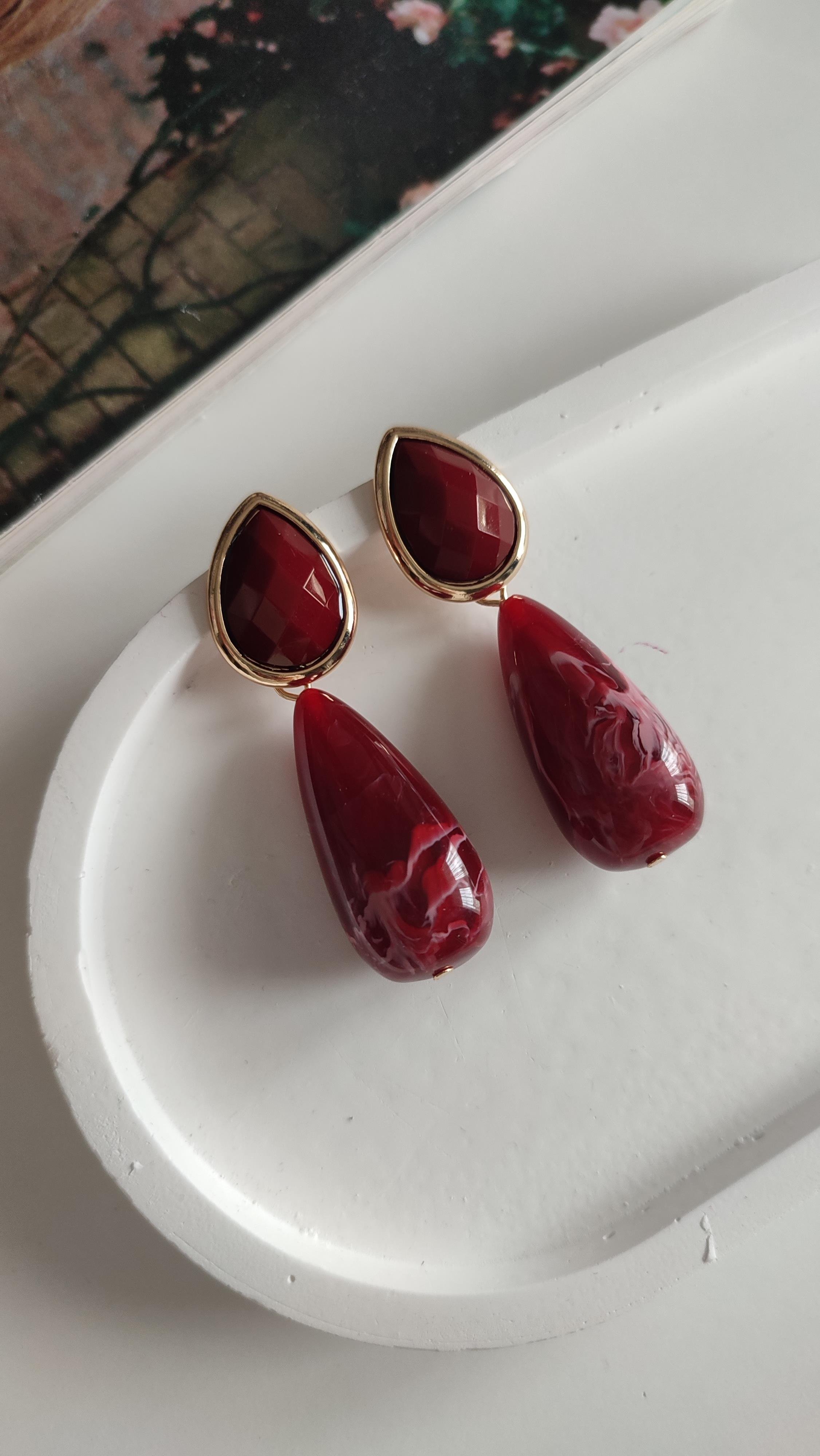 Bordo sallantılı küpe 
