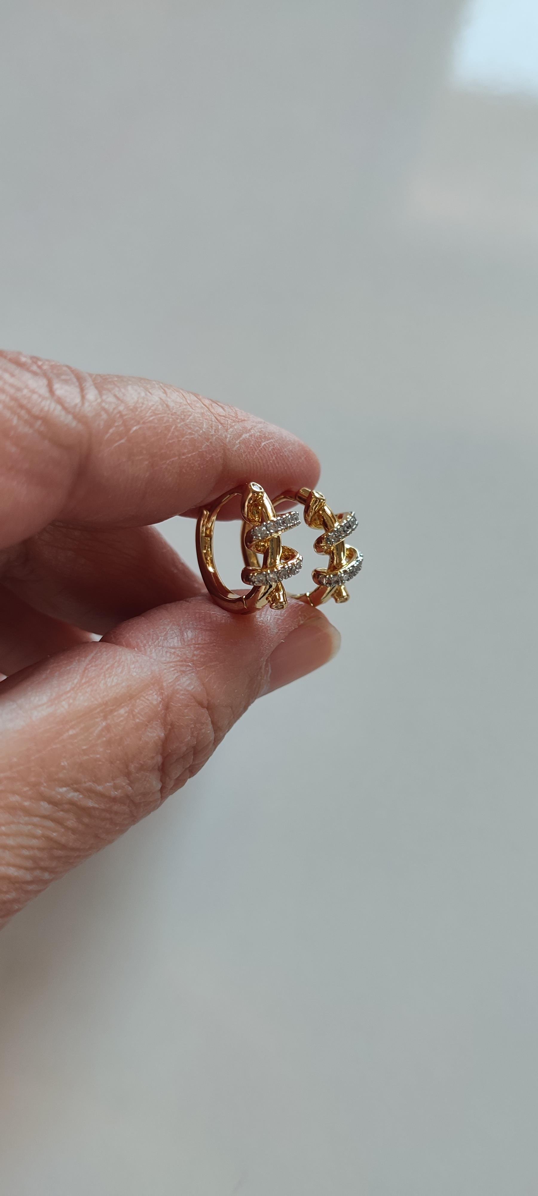 ÇELİK 14 K RENGİNDE ÜZERİ SARMAL TAŞLI HALKA KÜPE 