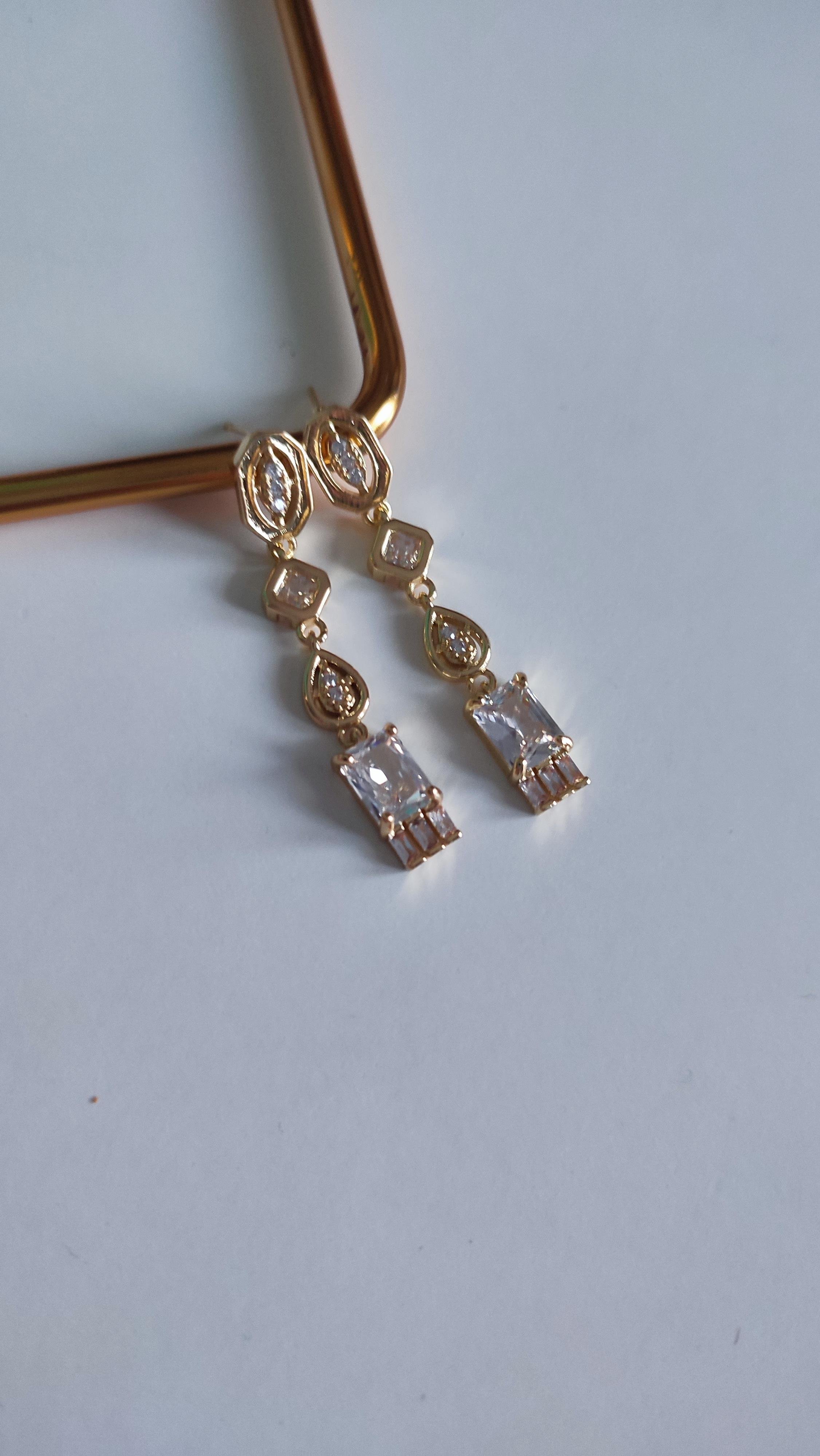 ÇELİK GOLD GEOMETRİK TAŞLI SALLANTILI KÜPE 