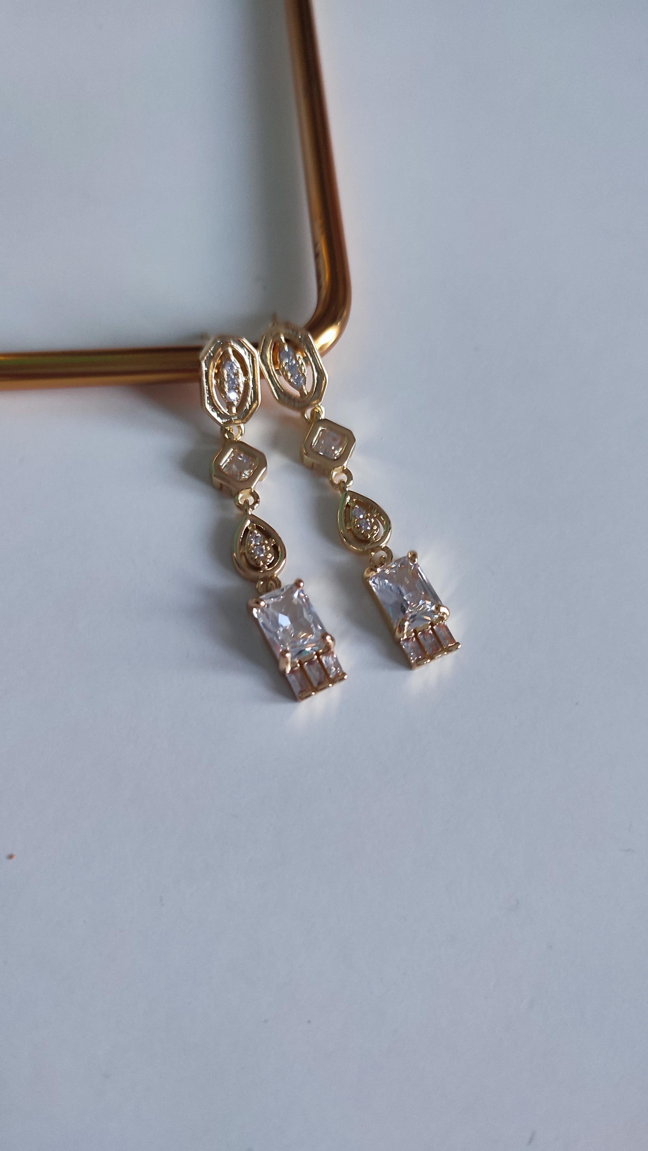 ÇELİK GOLD GEOMETRİK TAŞLI SALLANTILI KÜPE 