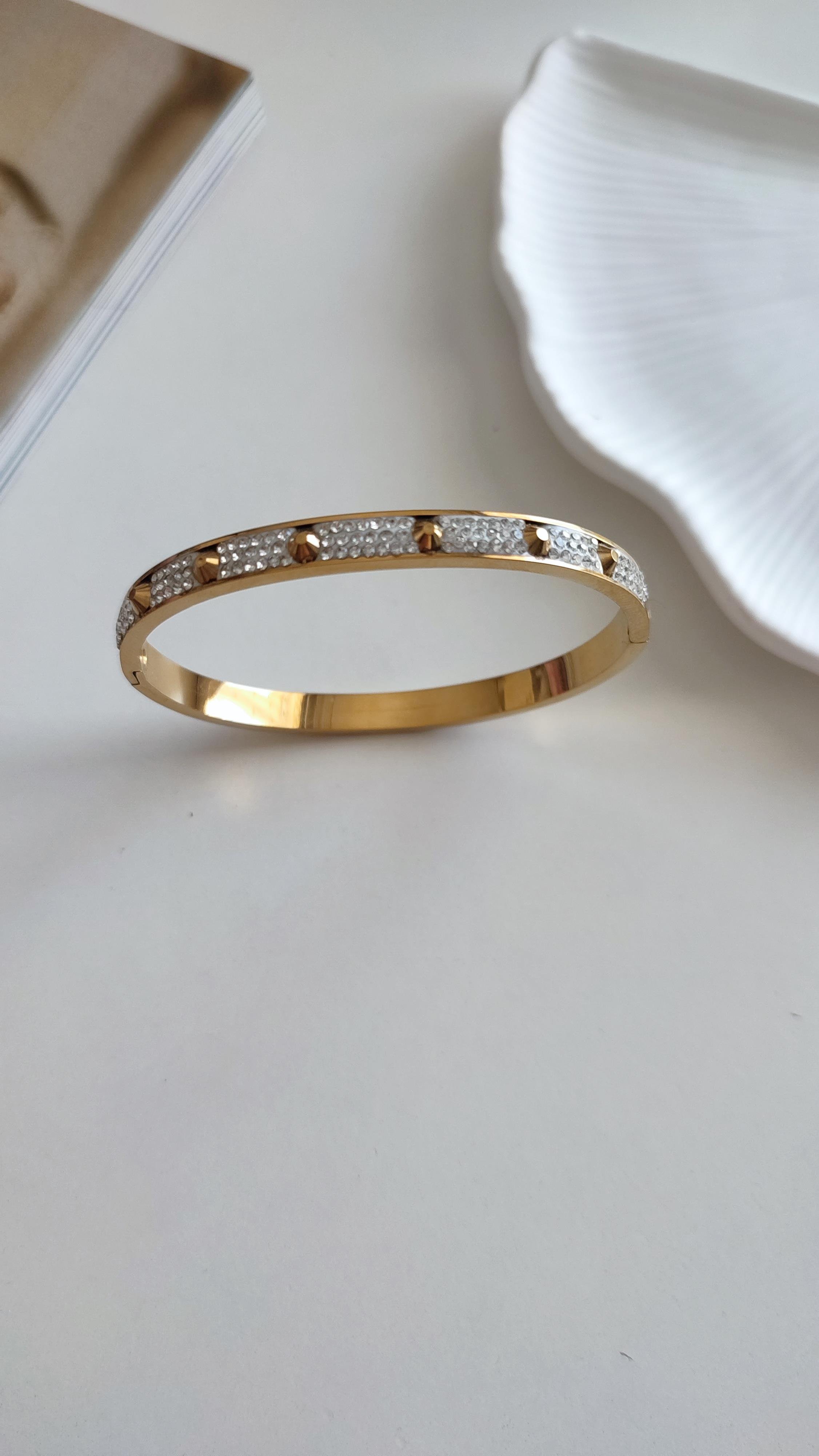 ÇELİK GOLD TAŞLI VE YARIM ÇİVİ DETAYLI KELEPÇE 