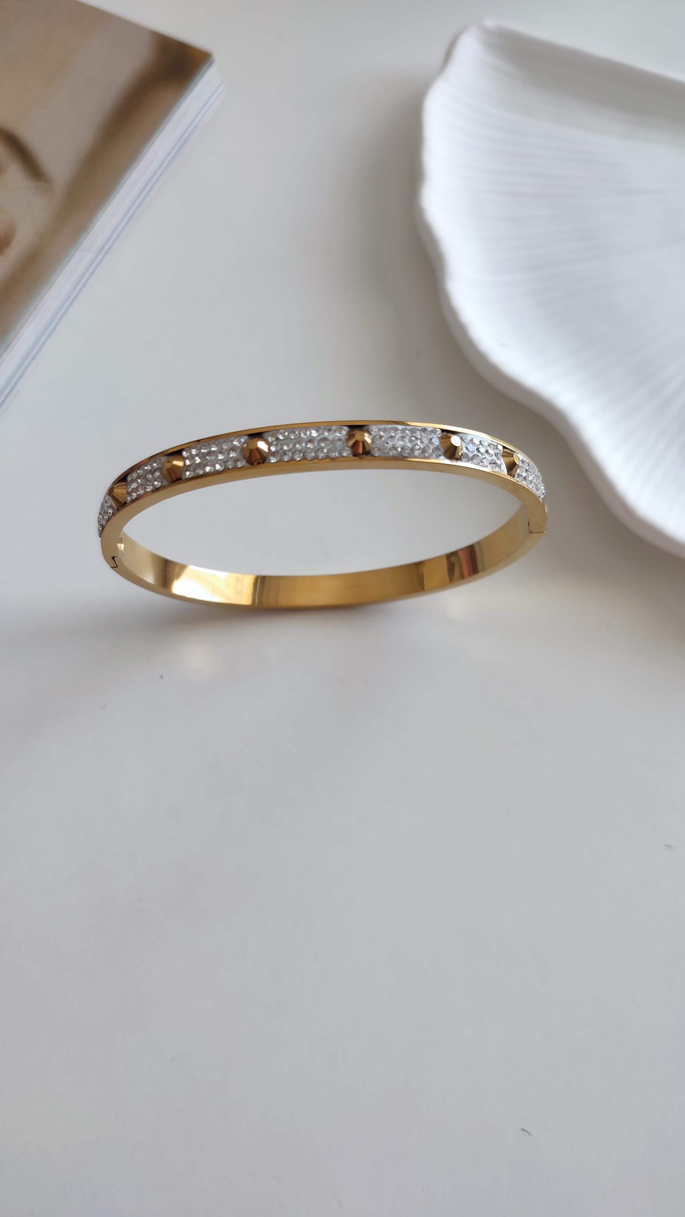ÇELİK GOLD TAŞLI VE YARIM ÇİVİ DETAYLI KELEPÇE 