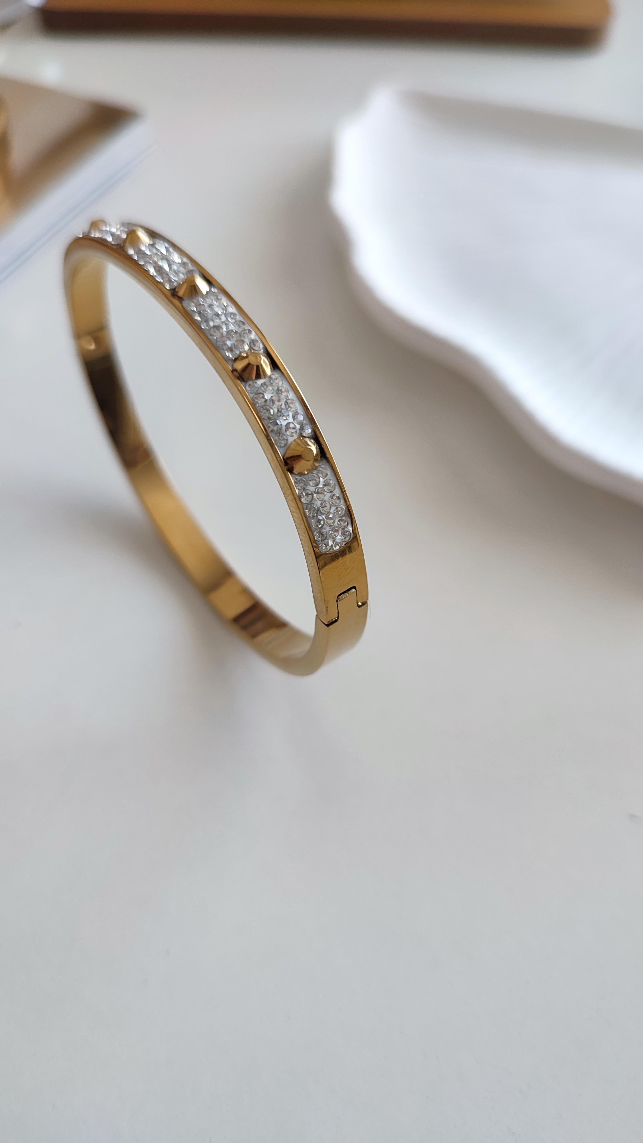 ÇELİK GOLD TAŞLI VE YARIM ÇİVİ DETAYLI KELEPÇE 