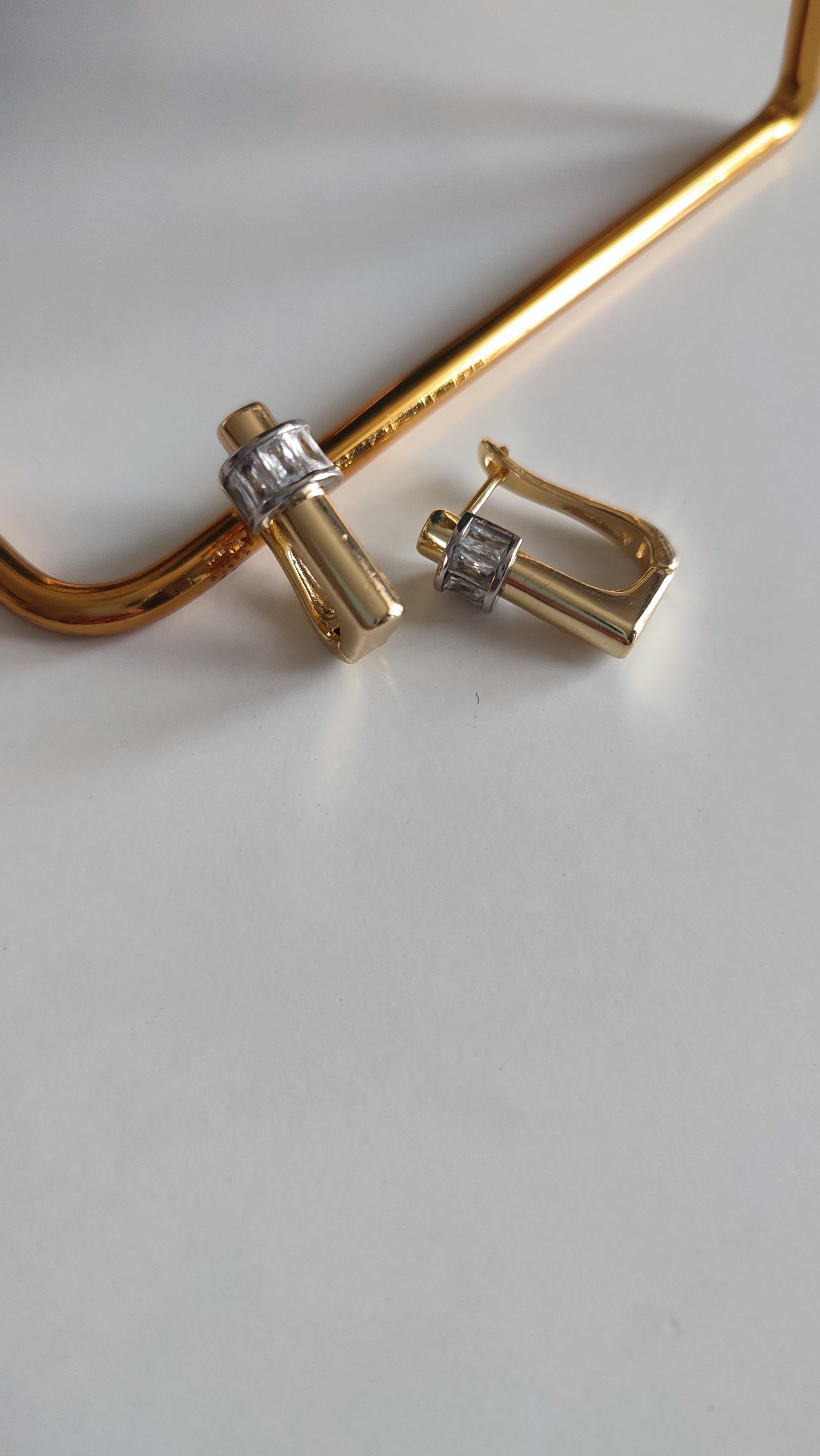 ÇELİK GOLD ÜZERİ TAŞLI KARE KÜPE 