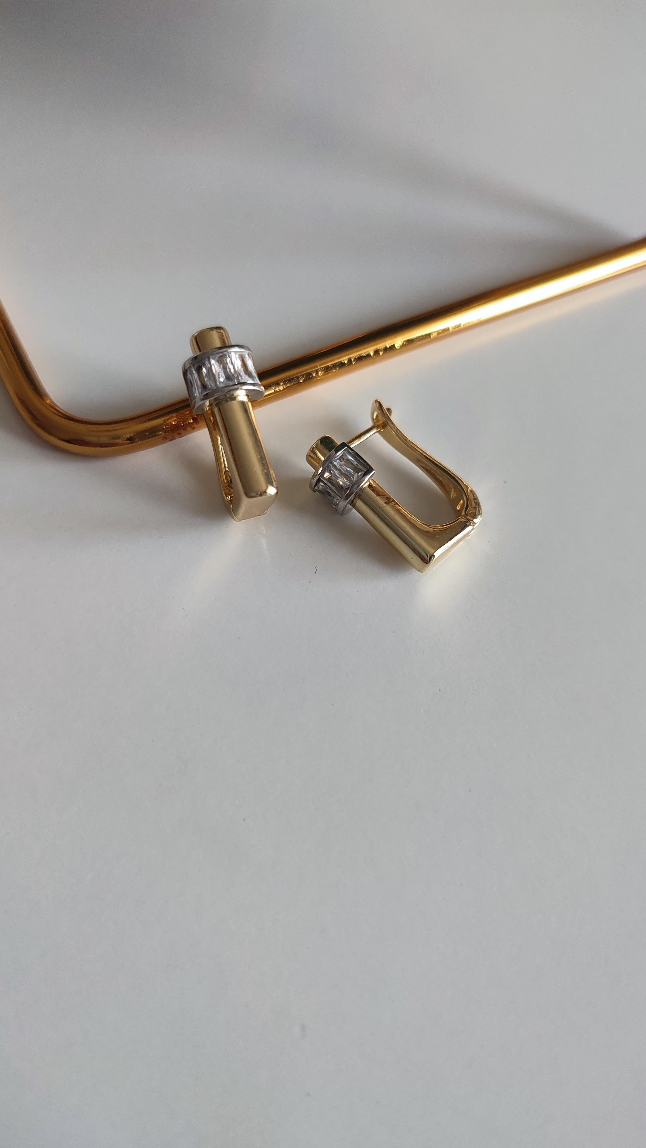 ÇELİK GOLD ÜZERİ TAŞLI KARE KÜPE 