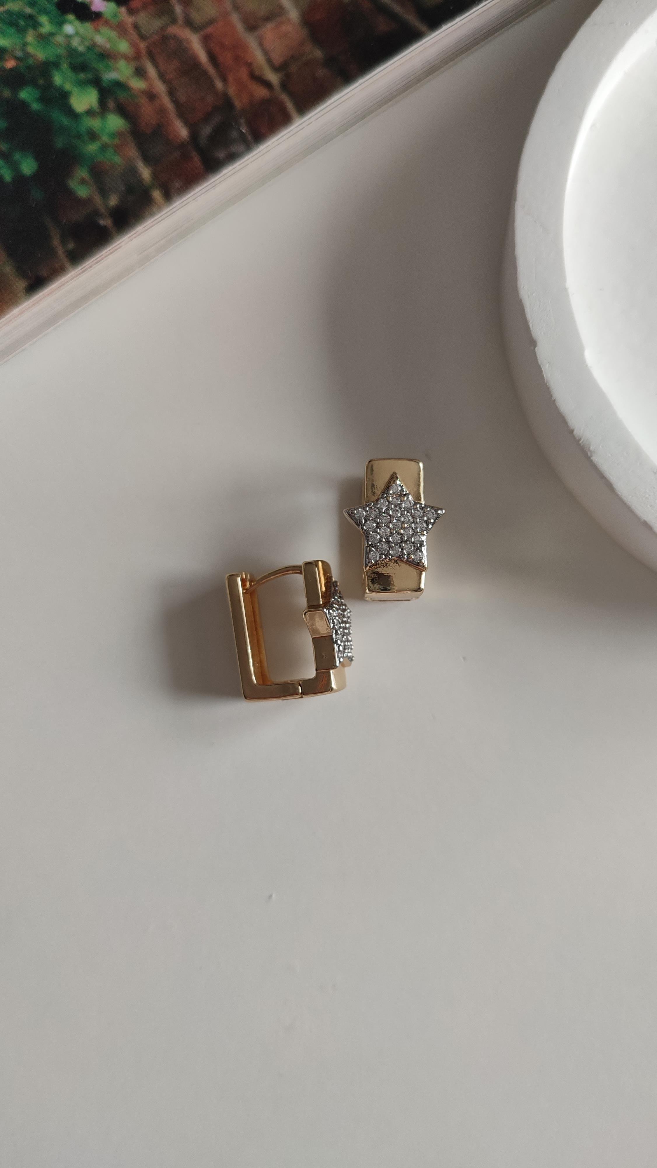 ÇELİK GOLD ÜZERİ TAŞLI YILDIZ KARE KÜPE 