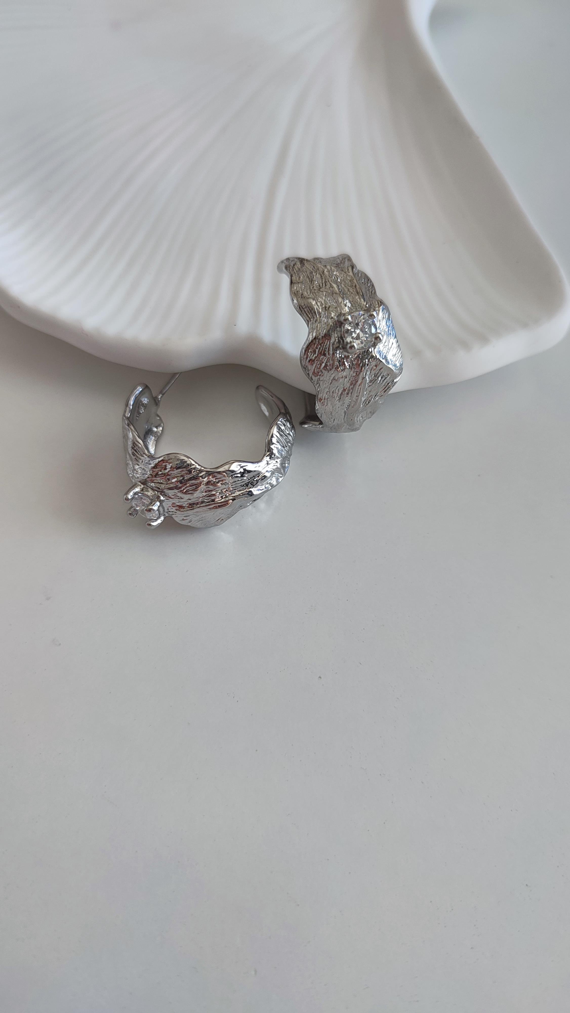 Çelik Silver Dövme Plaka Üzeri Taşlı Küpe 