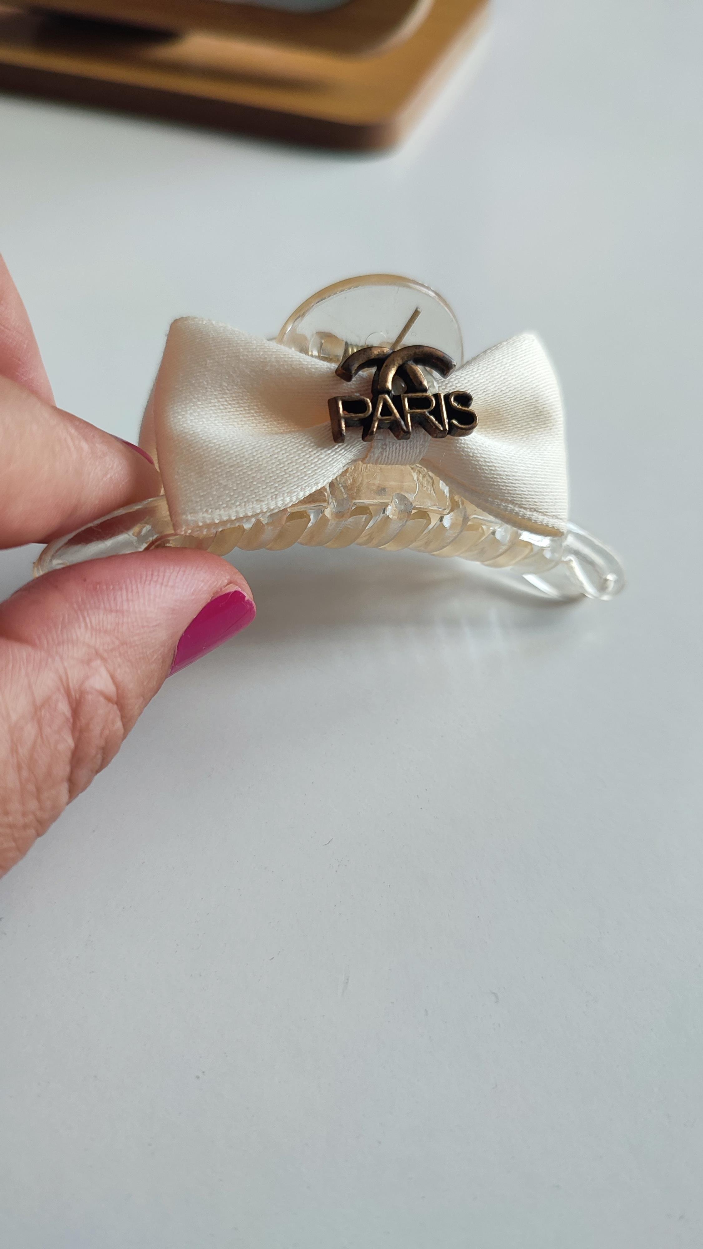Eskitme Paris yazılı kumaş fiyonklu Krem rengi mandal toka