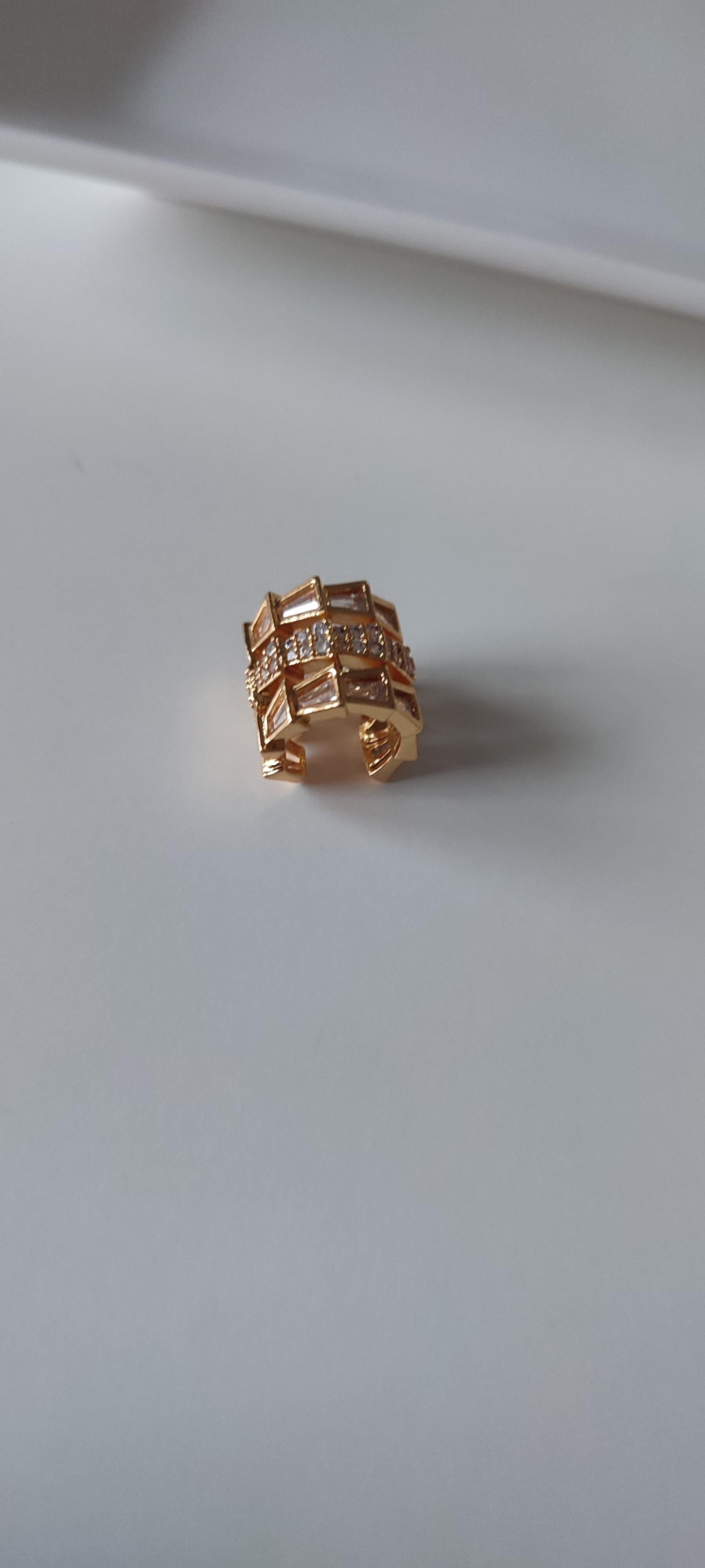 GOLD KESME TAŞLI ÜÇLÜ KIKIRDAK KÜPE 