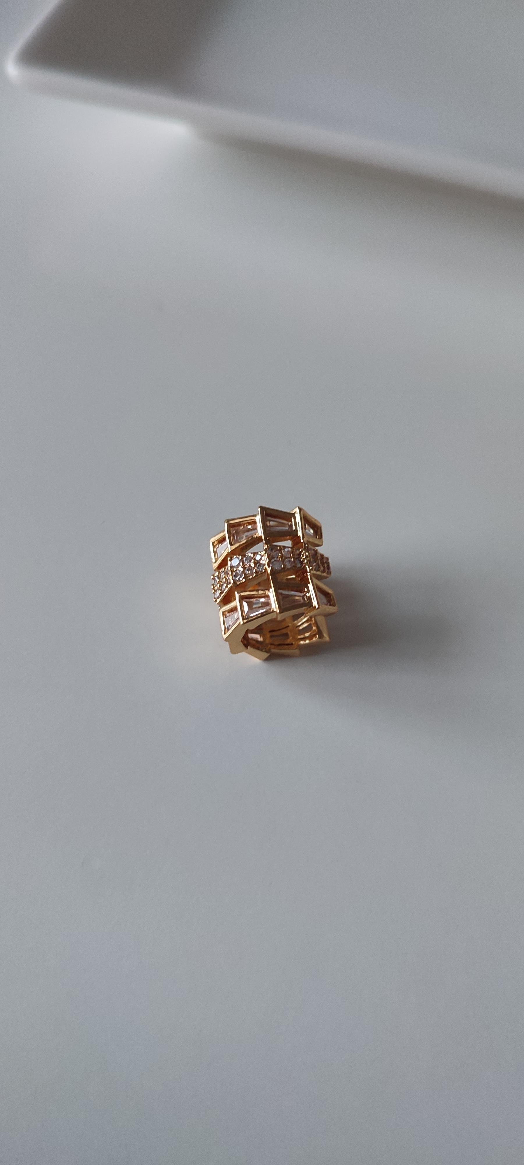GOLD KESME TAŞLI ÜÇLÜ KIKIRDAK KÜPE 