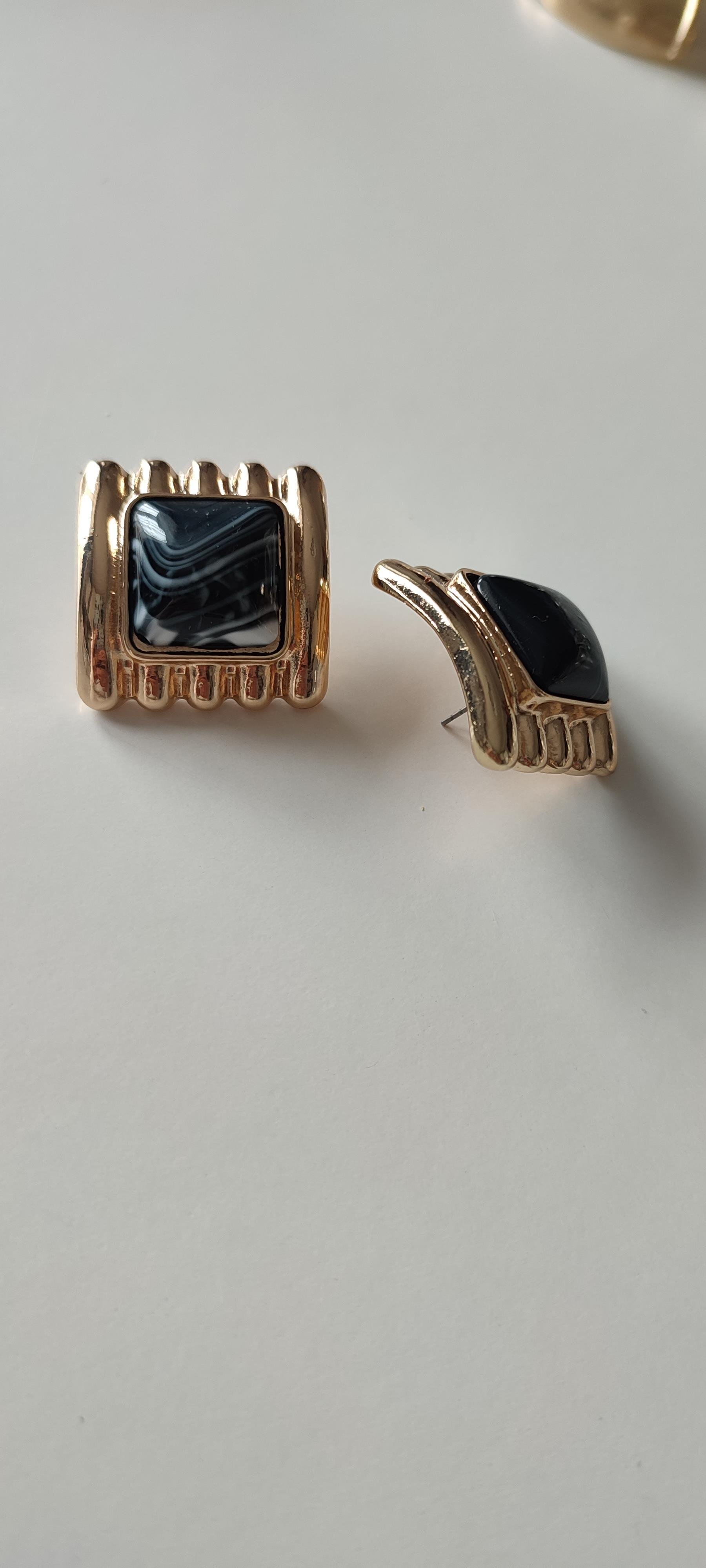 GOLD ORTASI SİYAH HARELİ KARE KÜPE 