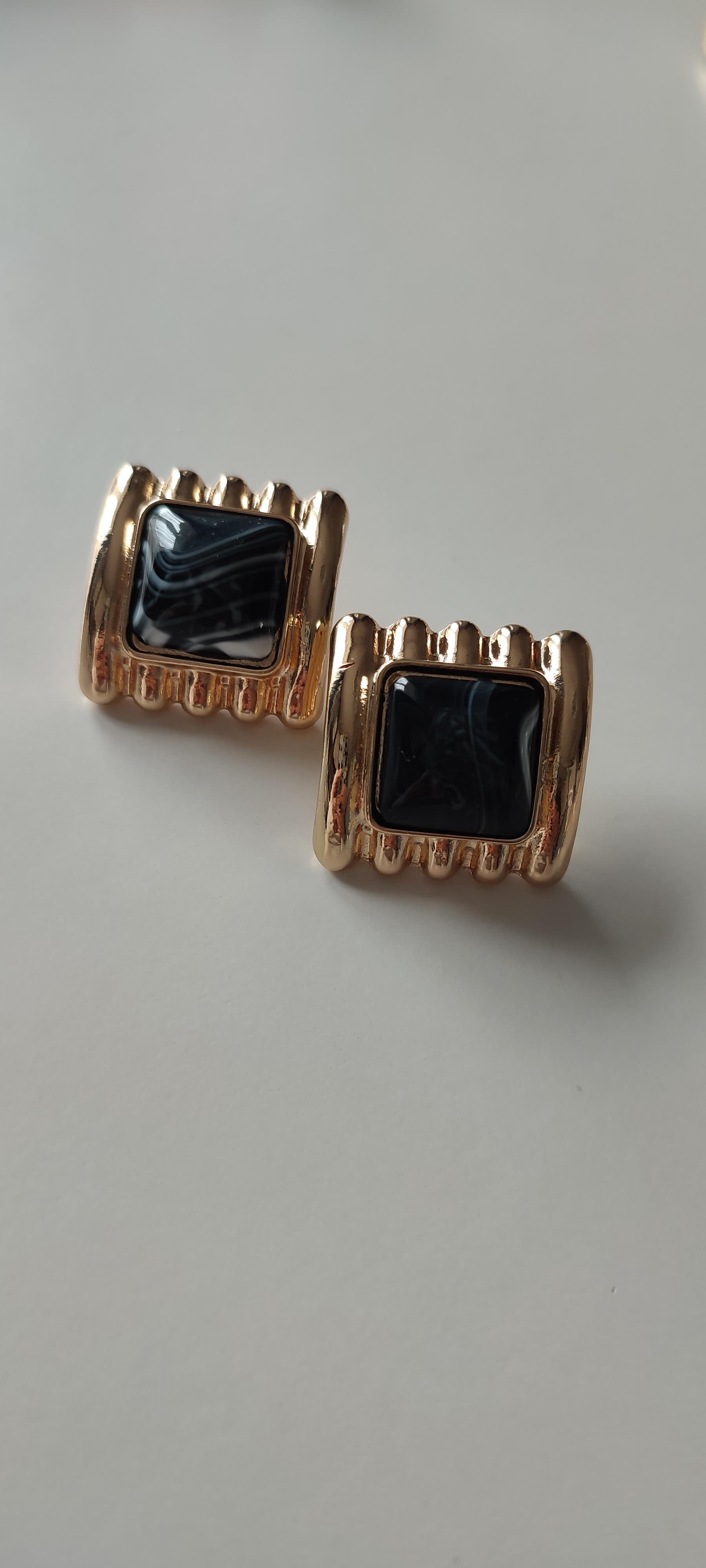 GOLD ORTASI SİYAH HARELİ KARE KÜPE 
