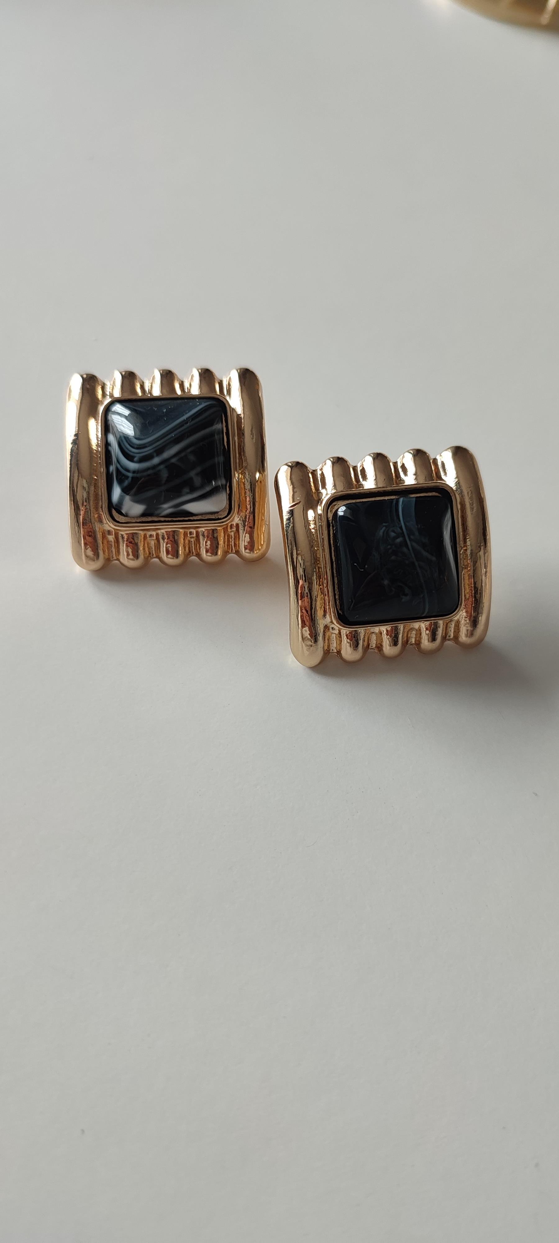 GOLD ORTASI SİYAH HARELİ KARE KÜPE 