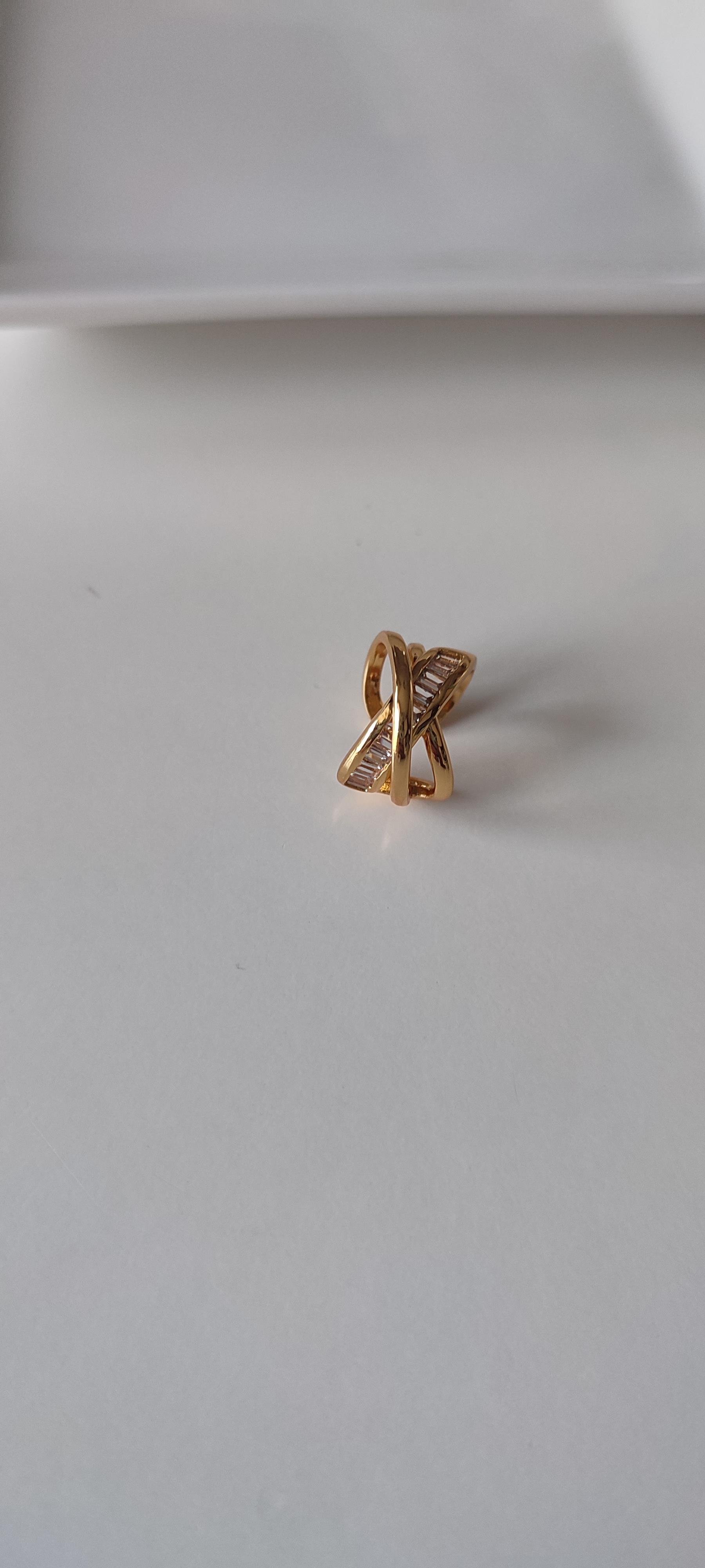 GOLD TAŞLI SARMAL MODEL KIKIRDAK KÜPE 