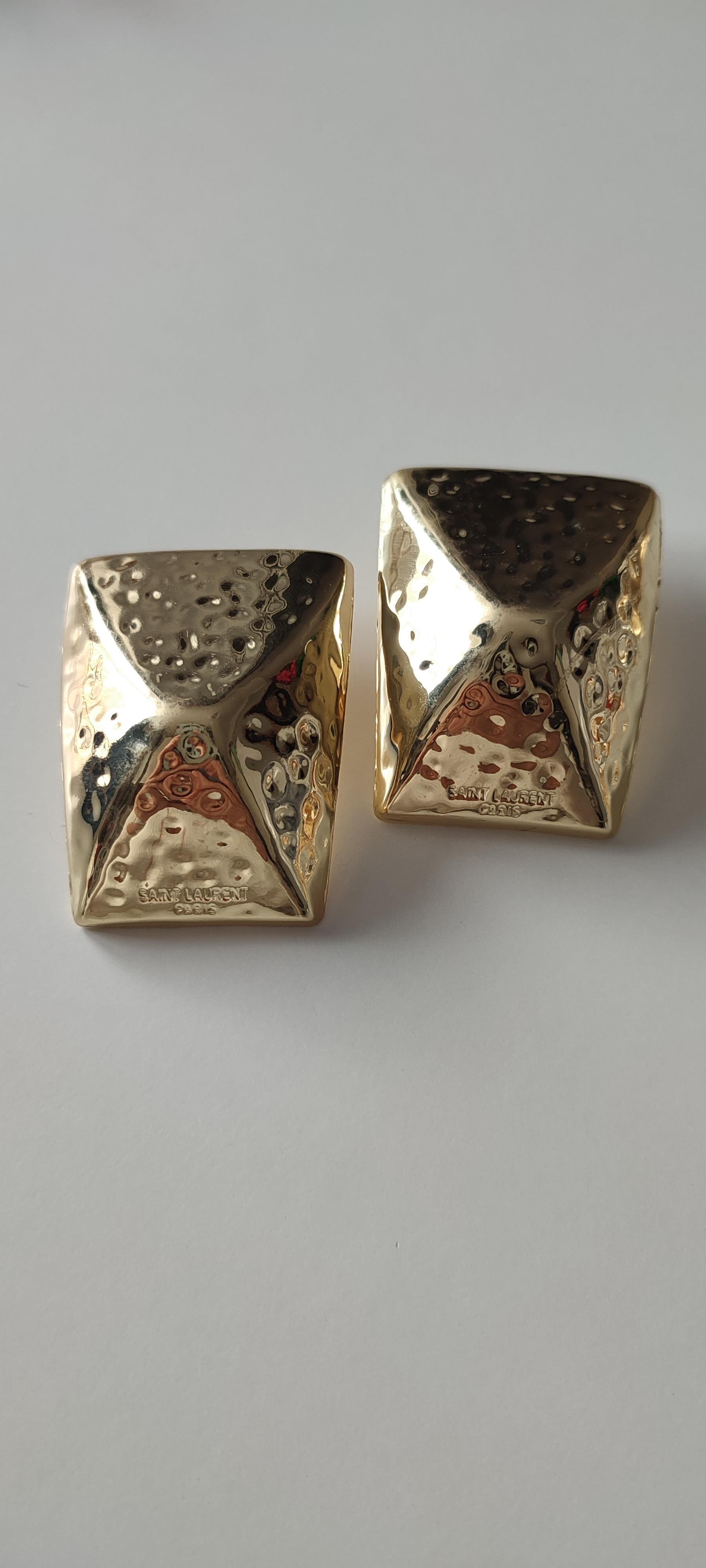 GOLD ÜZERİ DÖVME PLAKA KARE KÜPE 